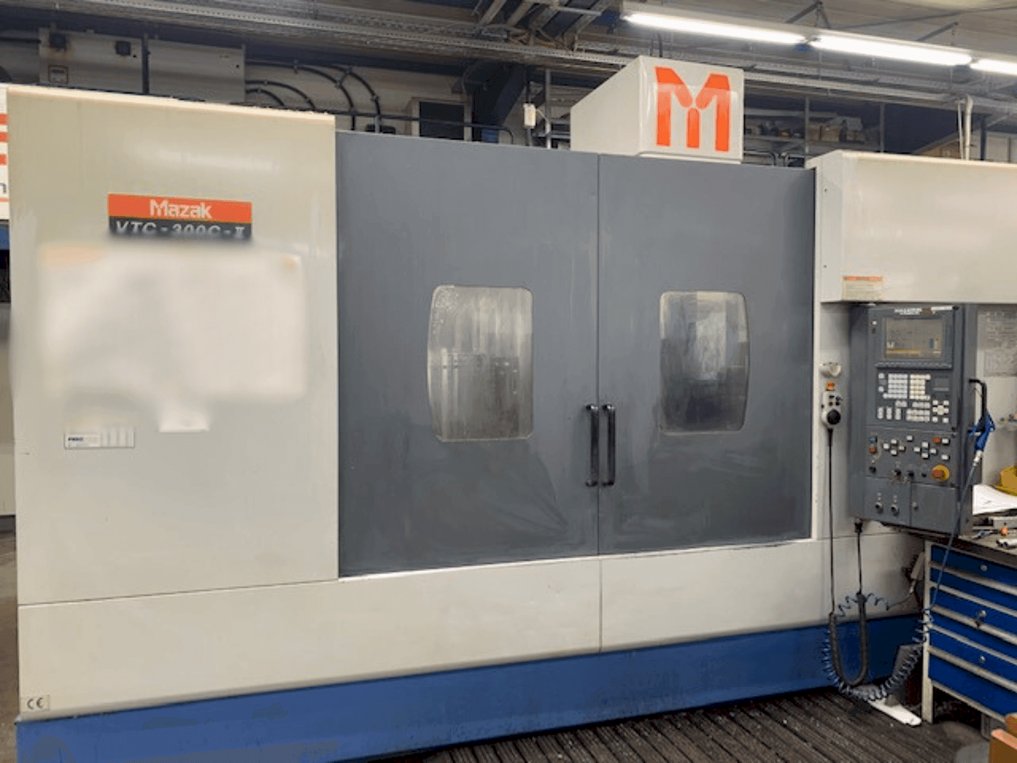 Frontansicht der Mazak VTC 300C II Maschine