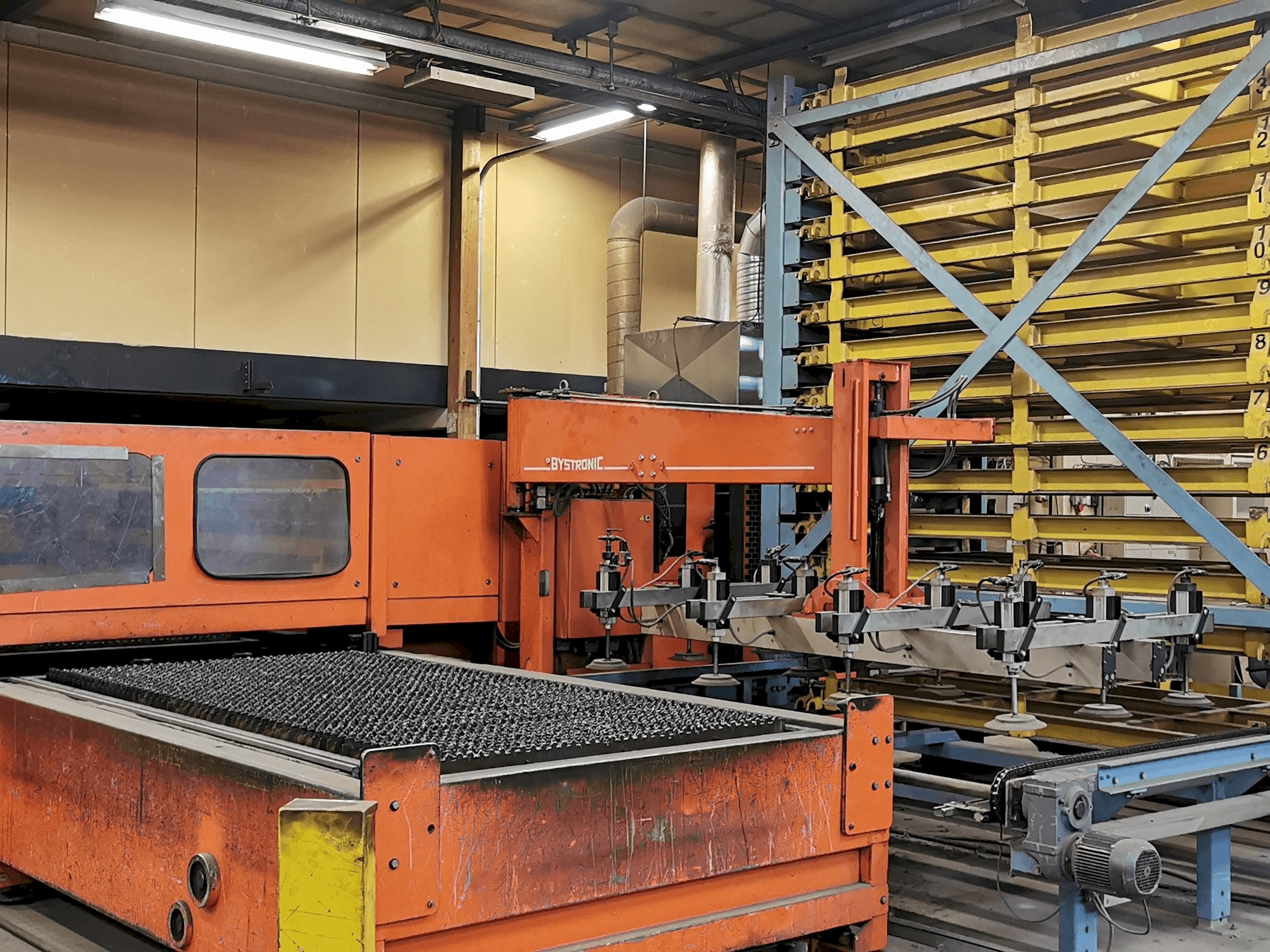 Frontansicht der Bystronic BTL 3500 Maschine