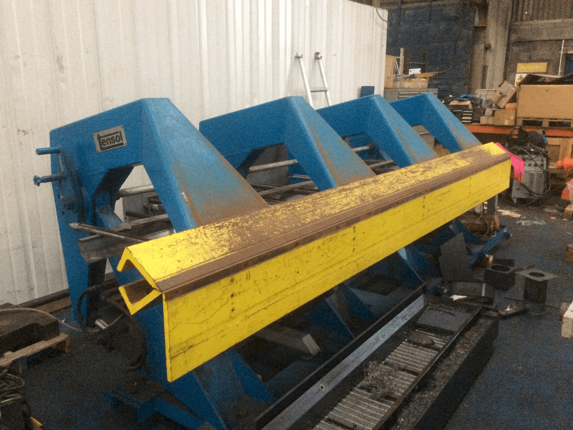 Frontansicht der Tensol P200-4 Maschine