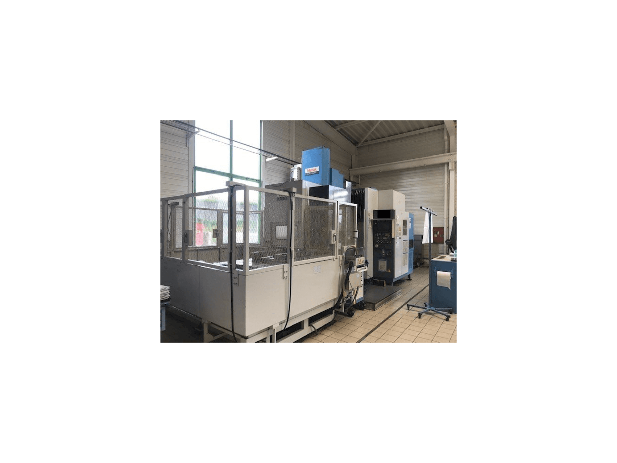 Frontansicht der Mazak AJV 65 Maschine