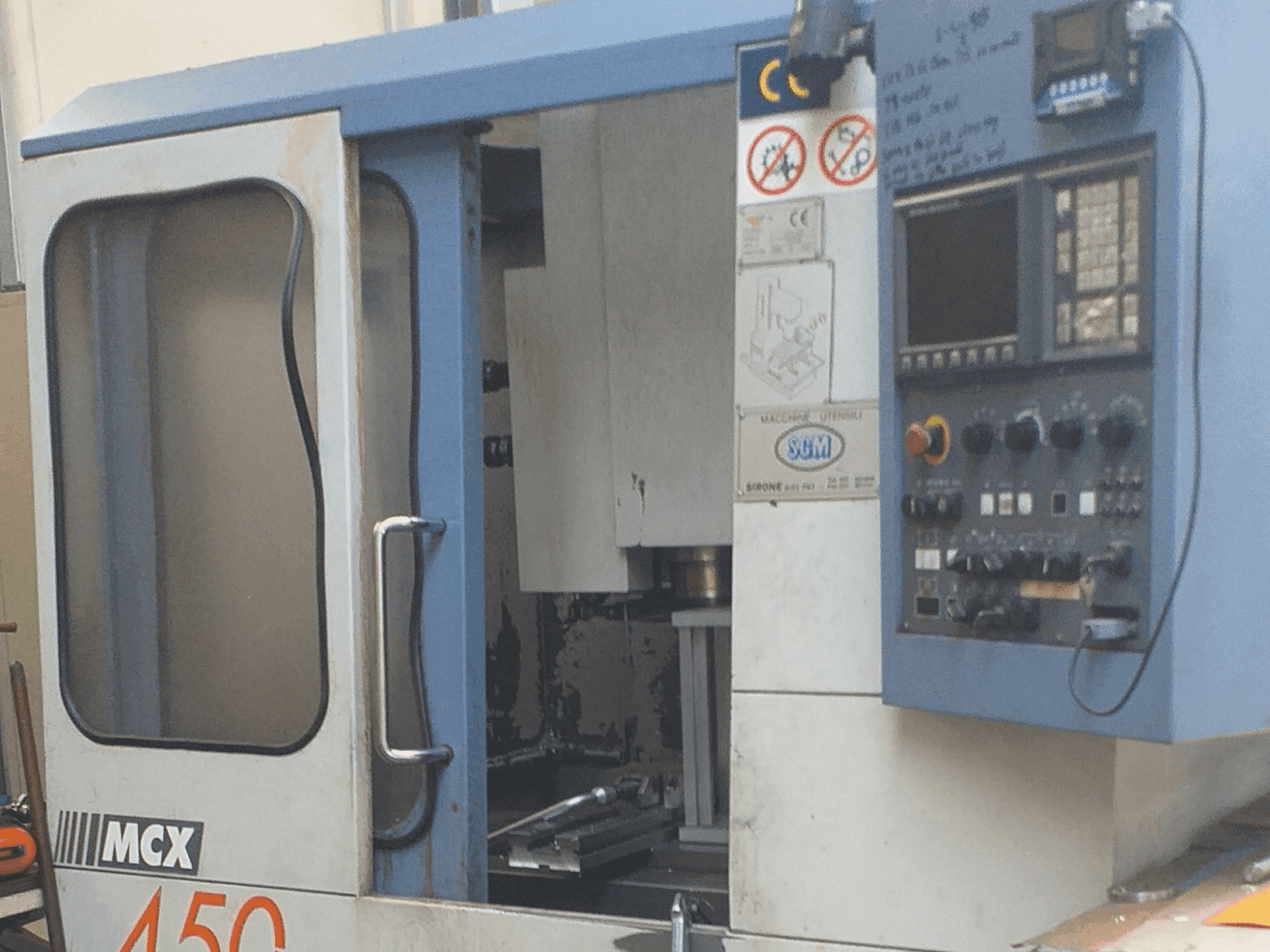 Frontansicht der FAMUP MCX 450 Maschine