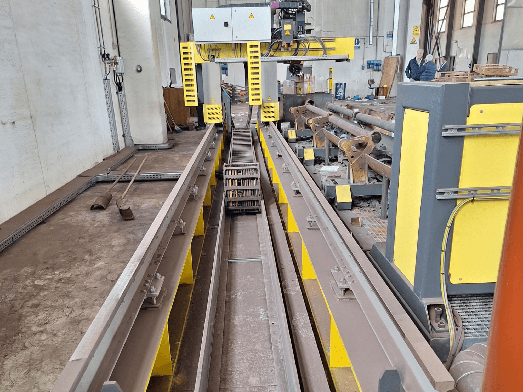 ESAB SUPRAREX 3100 SXE HD 1000 Rohrschneidmaschine von vorne gesehen, mit Raupen, Schneidkopf und gelben Sicherheitseinrichtungen.