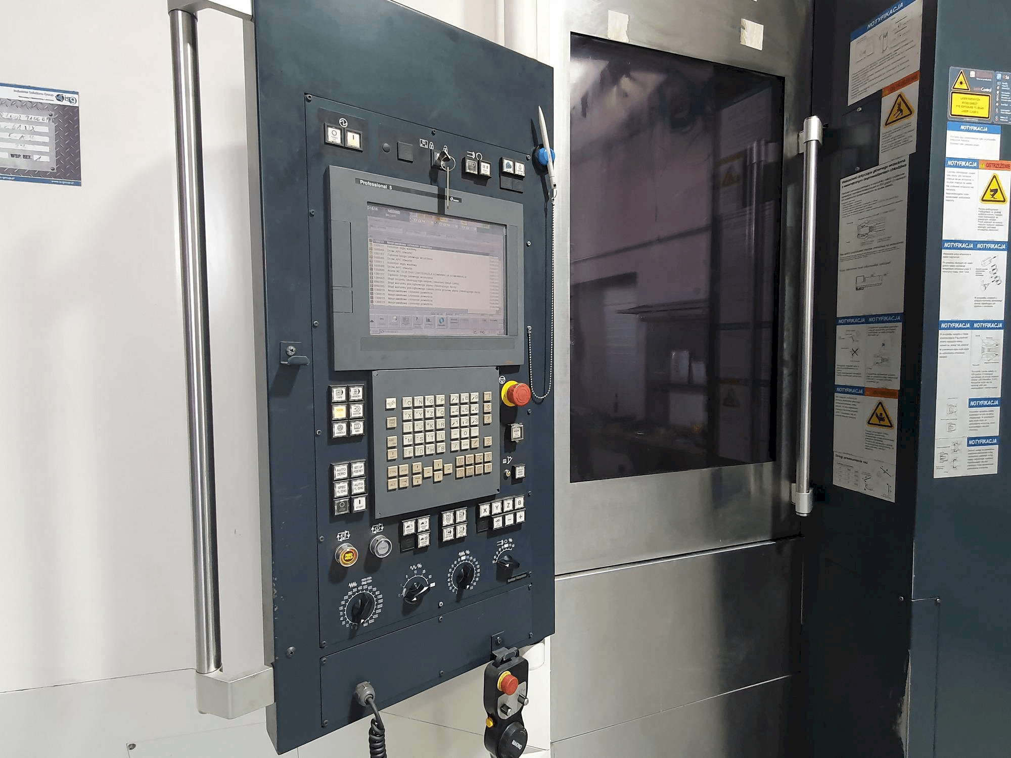 Frontansicht der Makino a61nx Maschine