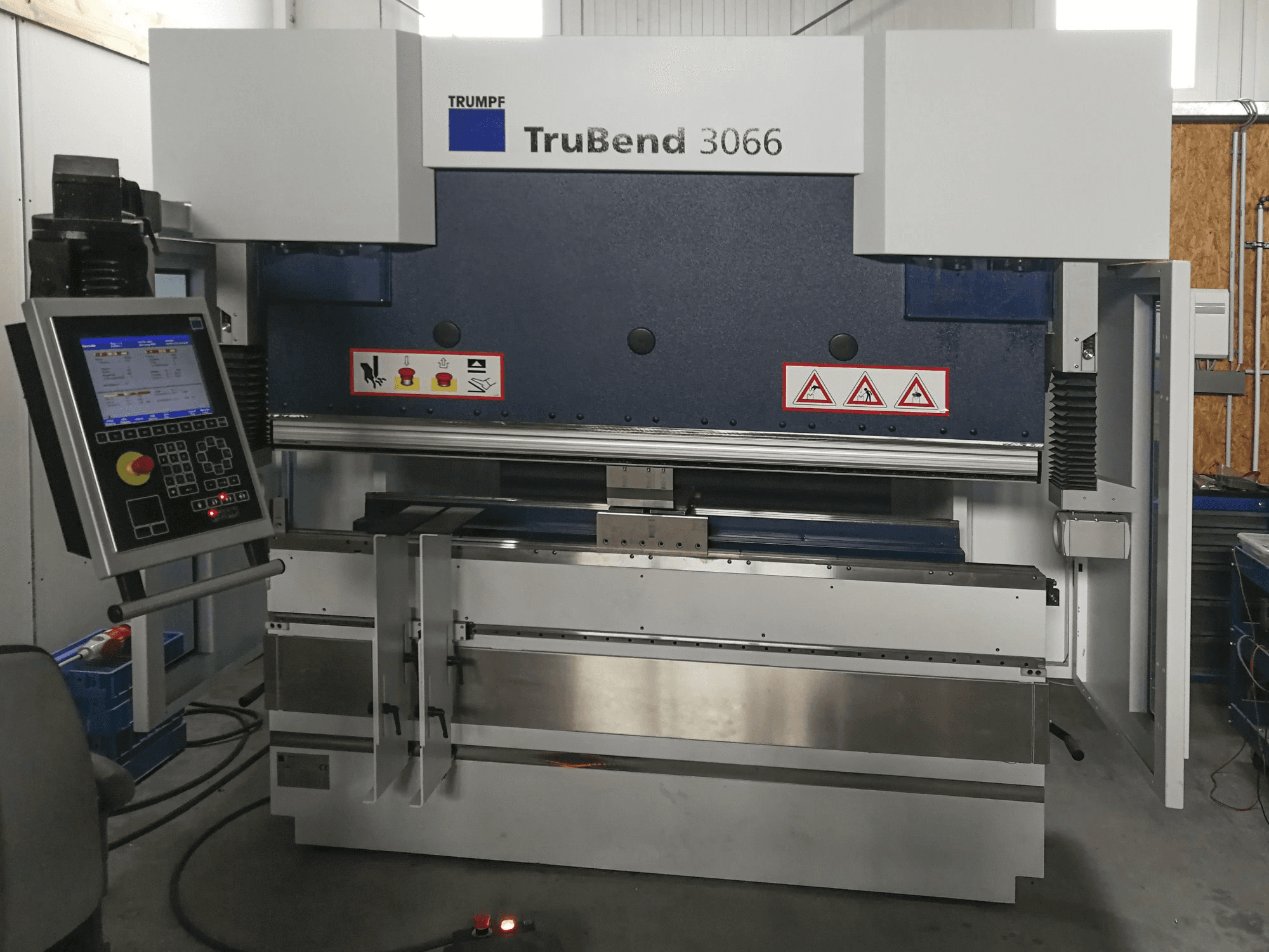 Vorderansicht der Trumpf TruBend 3066 Maschine