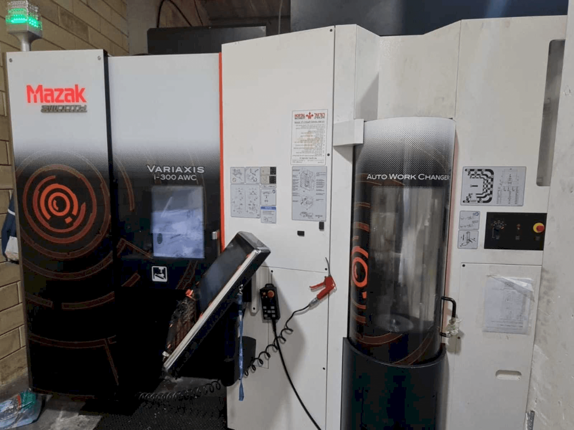 Frontansicht der Mazak VARIAXIS I-300 AWC Maschine