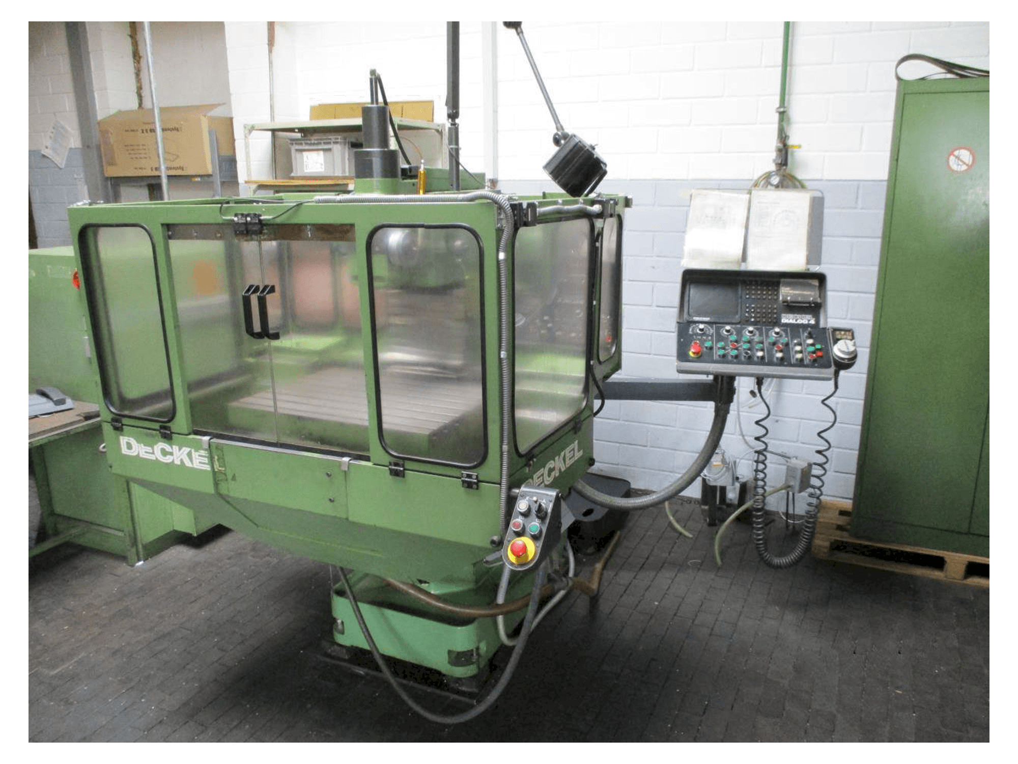 Frontansicht der DECKEL FP 3NC Maschine