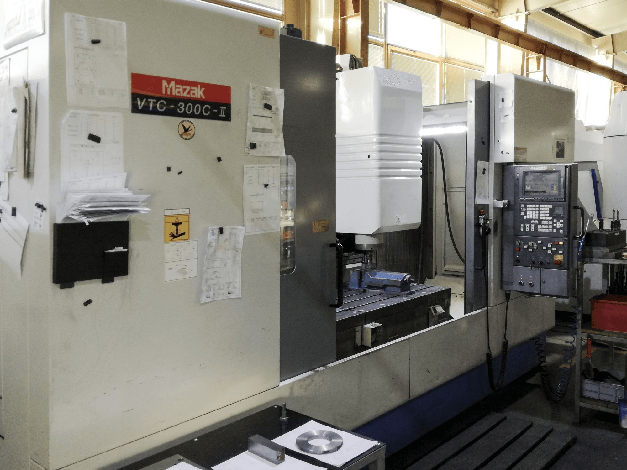 Linke Ansicht der Mazak VTC-300C Maschine