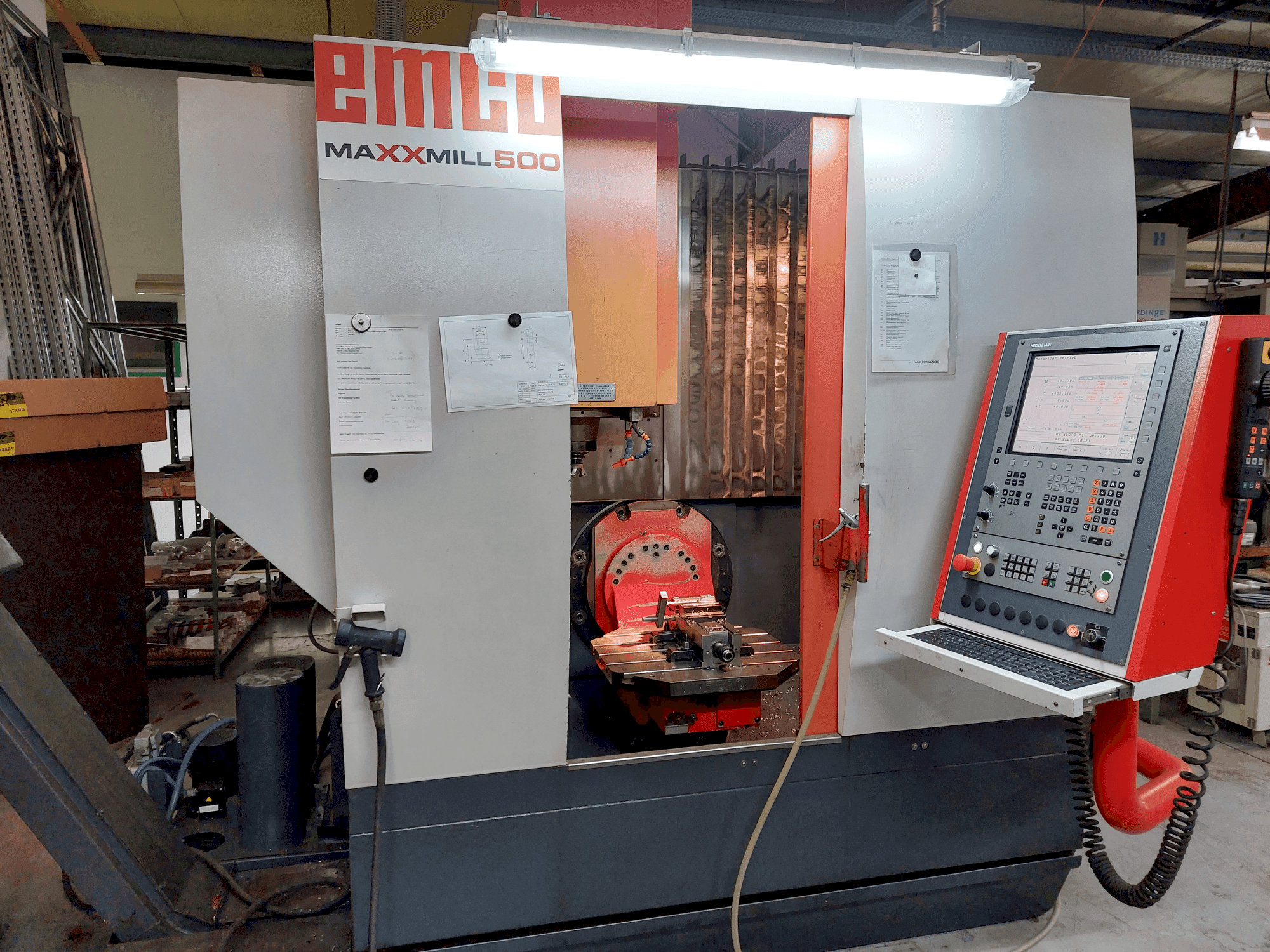 Frontansicht der EMCO Maxxmill 500U Maschine