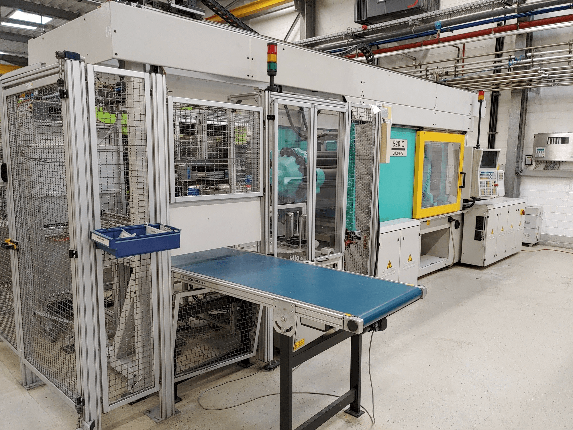 Front view of Arburg Allrounder 520 C 2000-675 machine