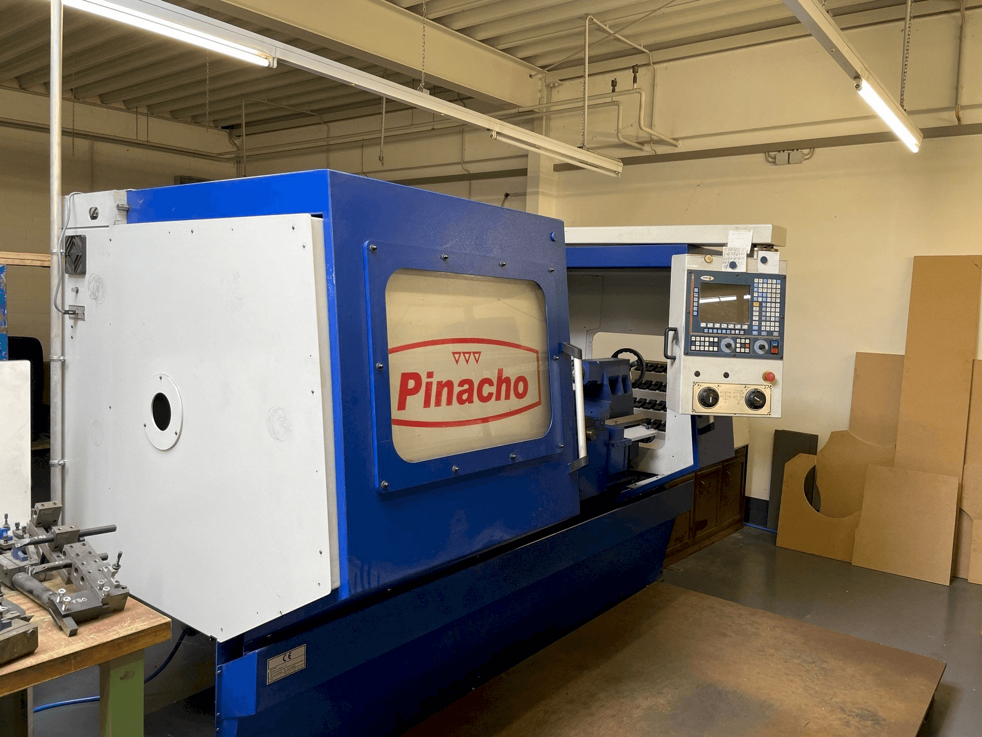 Frontansicht der Pinacho CNC 260 Maschine