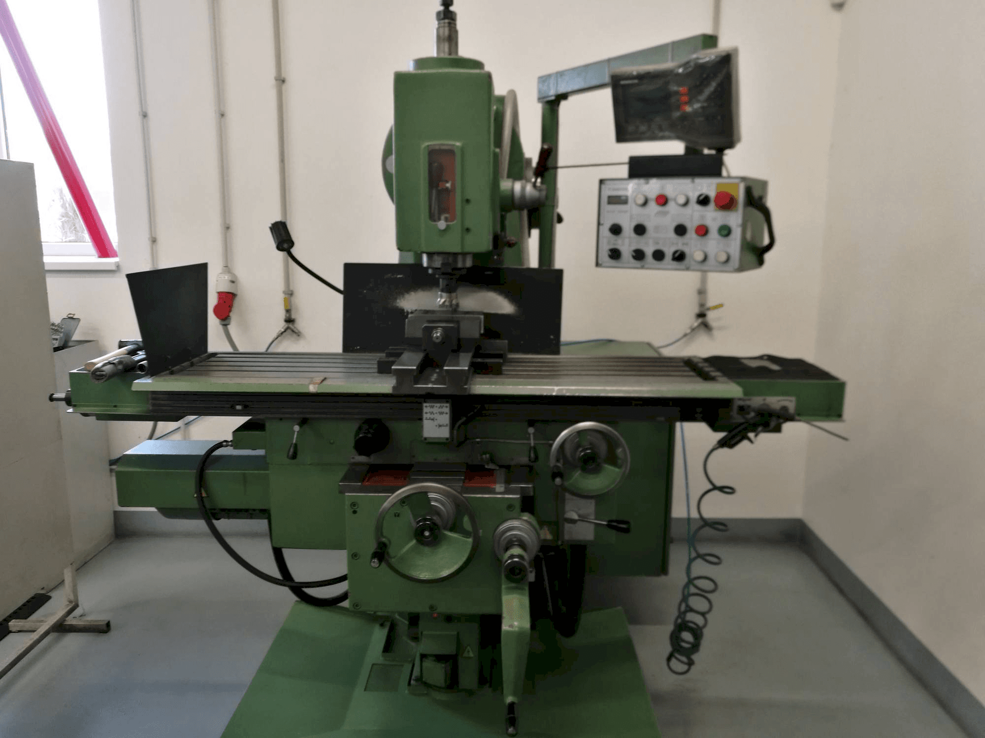 Frontansicht der TOS FGV 32 Maschine