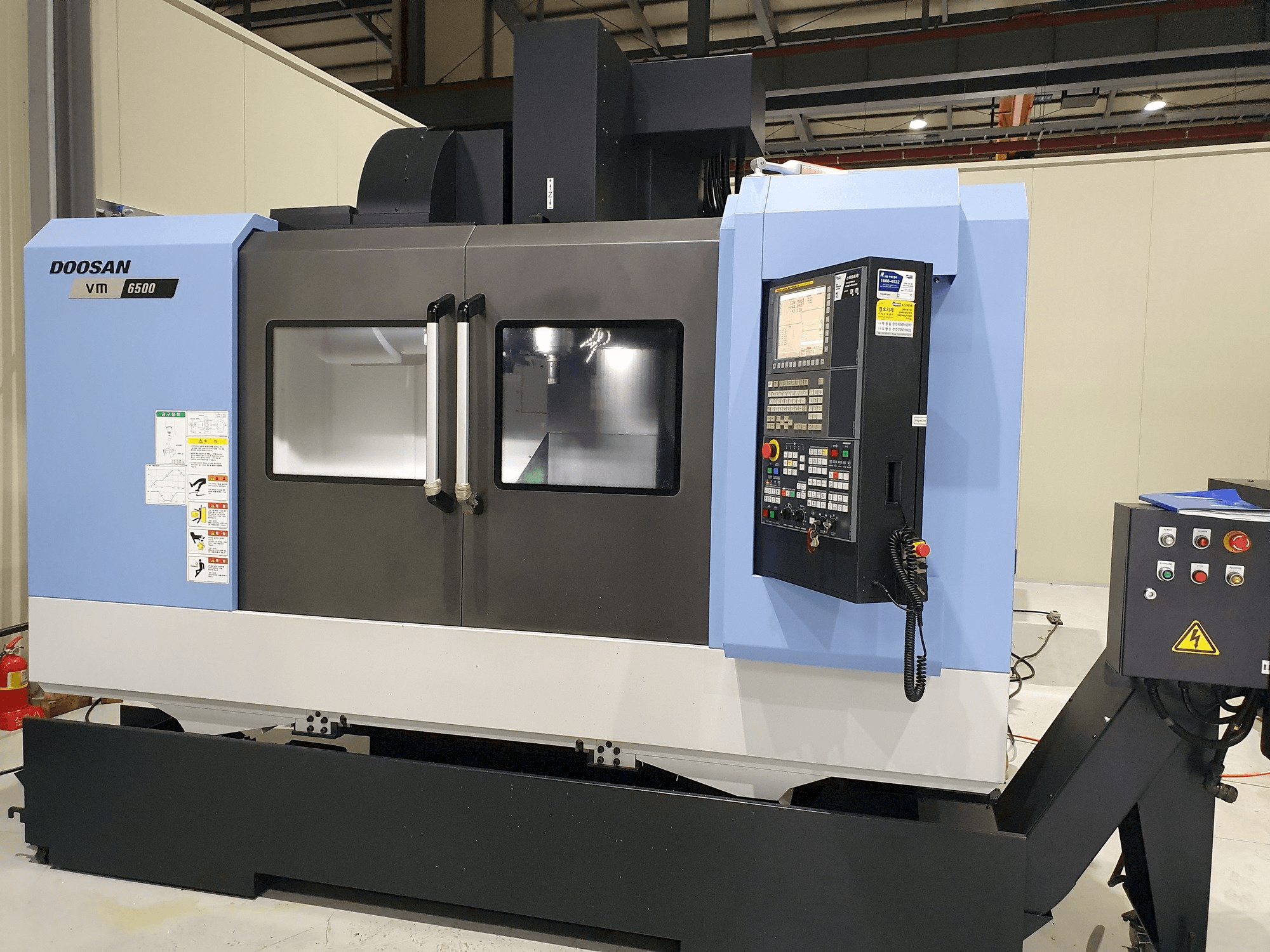 Frontansicht der Doosan VM6500 Maschine