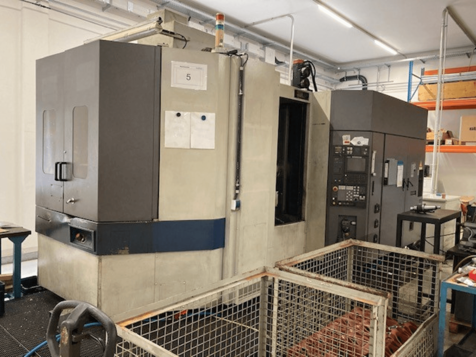 MORI SEIKI SH633 horizontales Bearbeitungszentrum, Vorderansicht, mit Bedienfeld und Sicherheitsfunktionen.