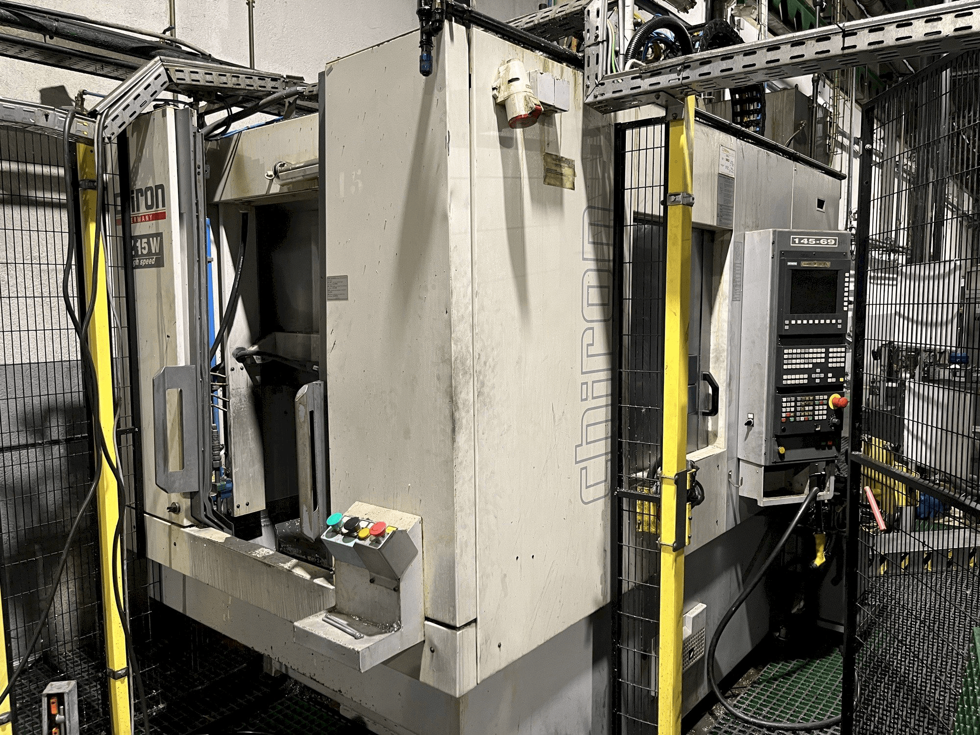 Frontansicht der CHIRON FZ15W Maschine