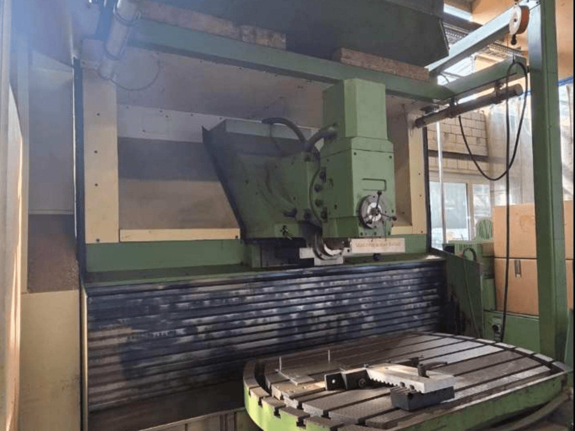 MAHO MH1000 C Universal-Bearbeitungszentrum in der Vorderansicht, mit grüner Struktur, Spindel und Rundtisch mit einem Werkstück.