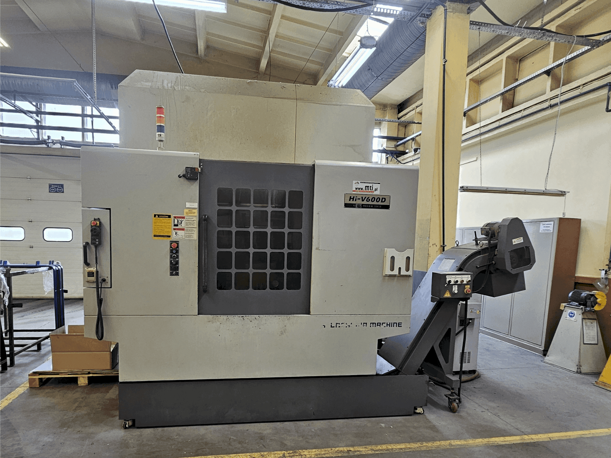 Frontansicht der HYUNDAI KIA Hi-V600D Maschine