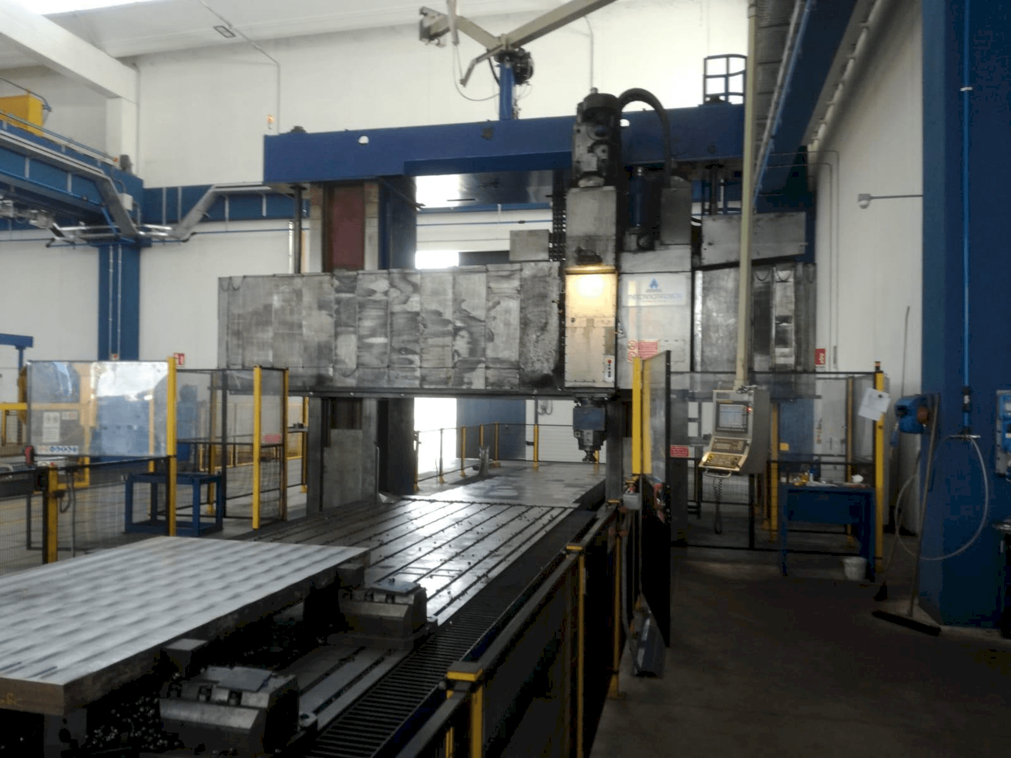 Frontansicht der STANKO Fresa a Portale Maschine