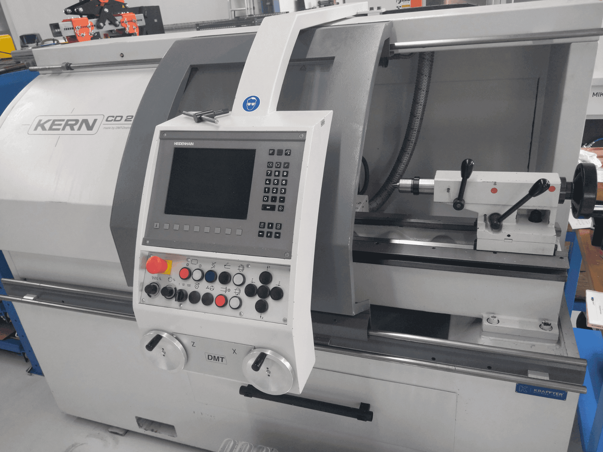 Frontansicht der DMT KERN CD 282 Maschine