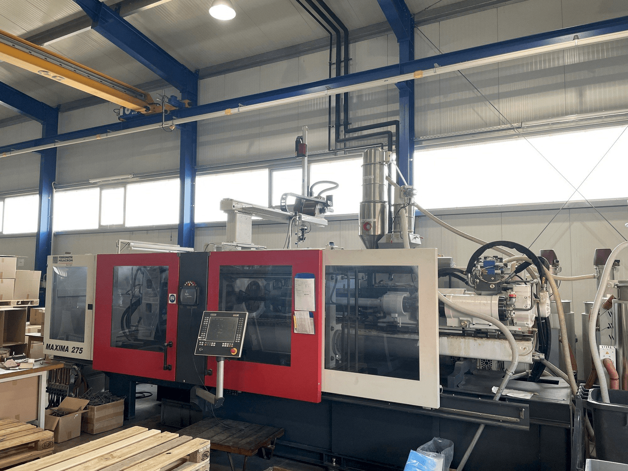 Frontansicht der FERROMATIK MILACRON Maxima 275 Maschine