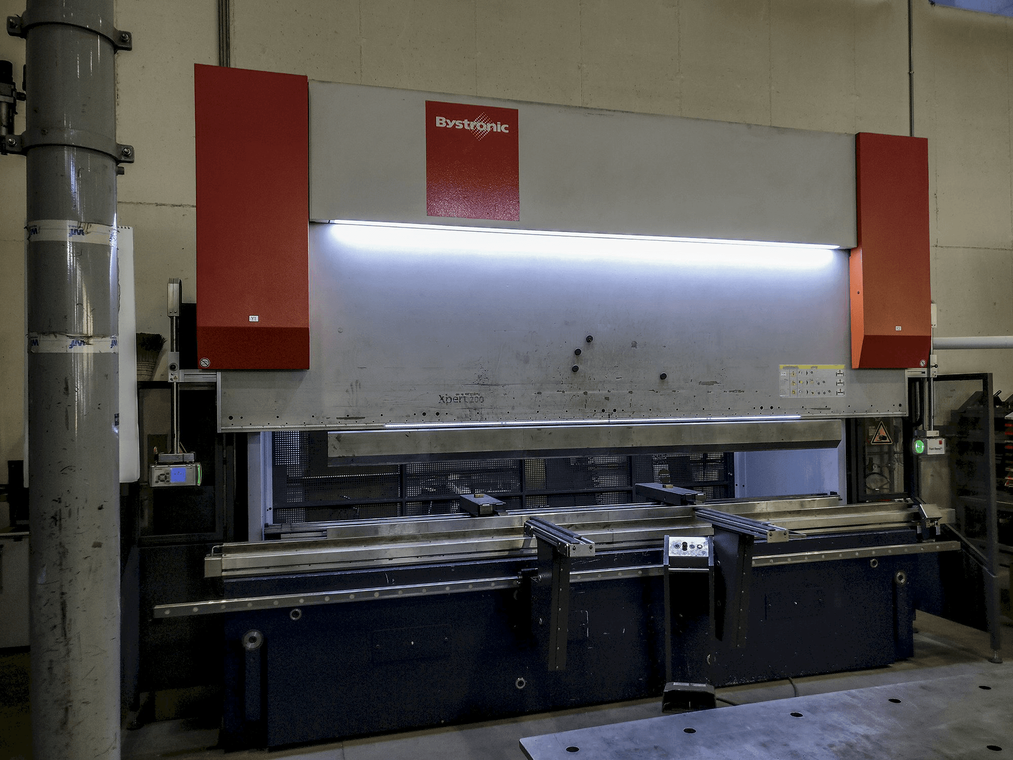 Frontansicht der Bystronic Xpert 200x4100 Maschine