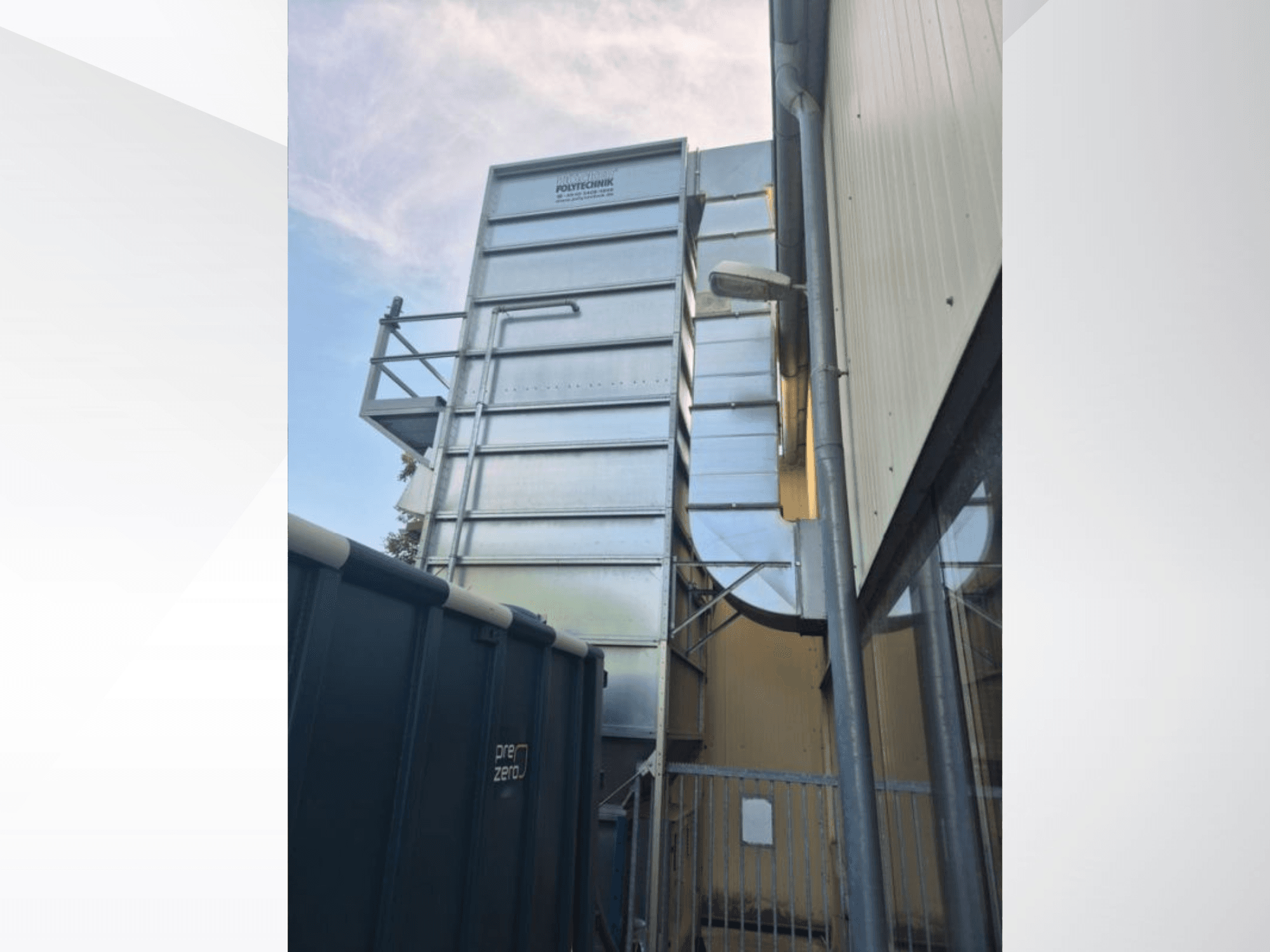 Polytechnick MultiStar JP5 BrikStar c-3 18 von HOCKER, Seitenansicht mit Metallstruktur und Kanälen vor dem Himmel.