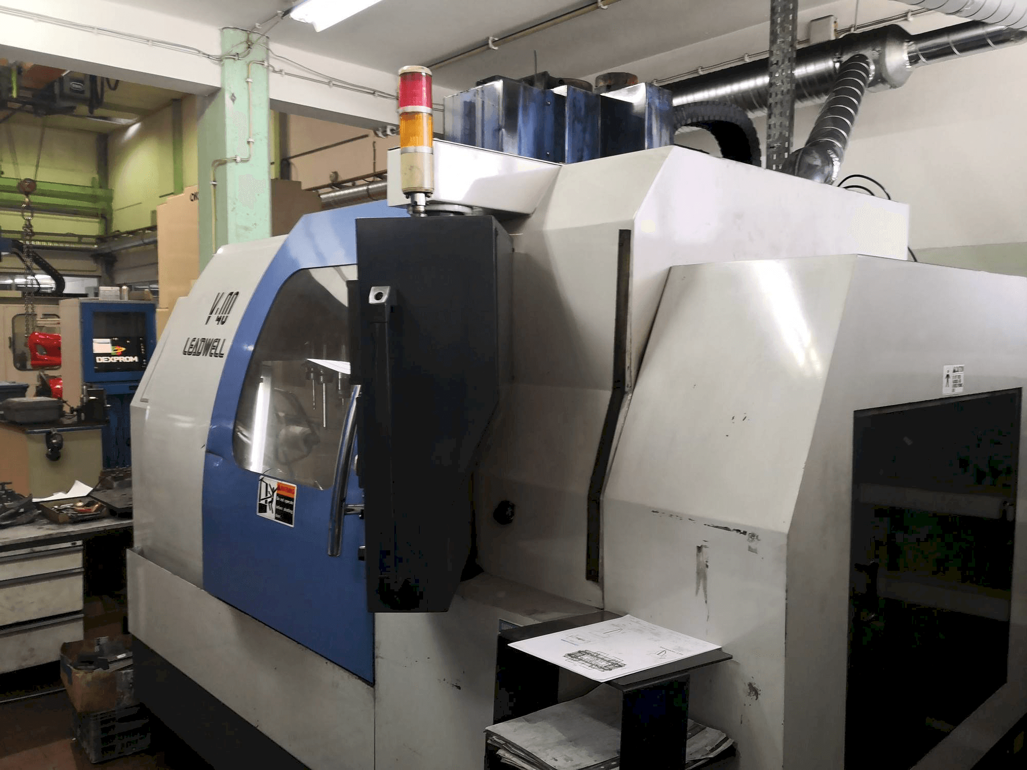 Frontansicht der Leadwell V-40 Maschine