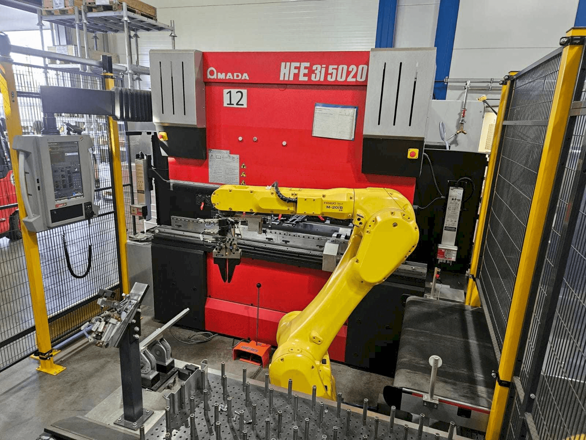 Frontansicht der AMADA HFE5020 3i + Robot Maschine