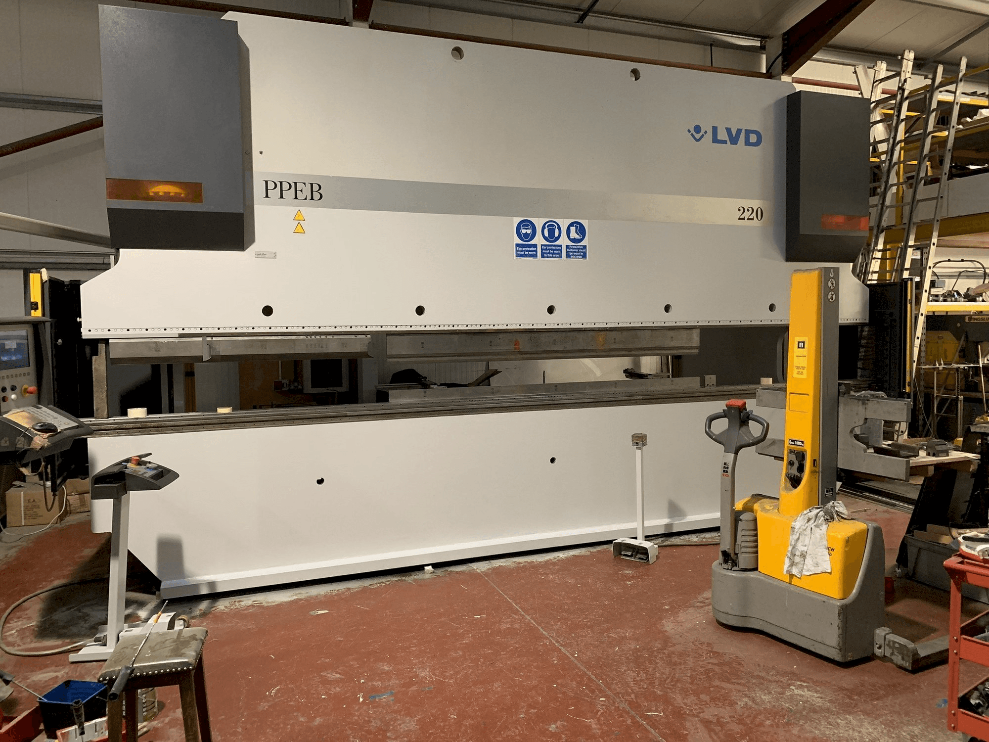 Frontansicht der LVD PPEB 220/6100 Maschine