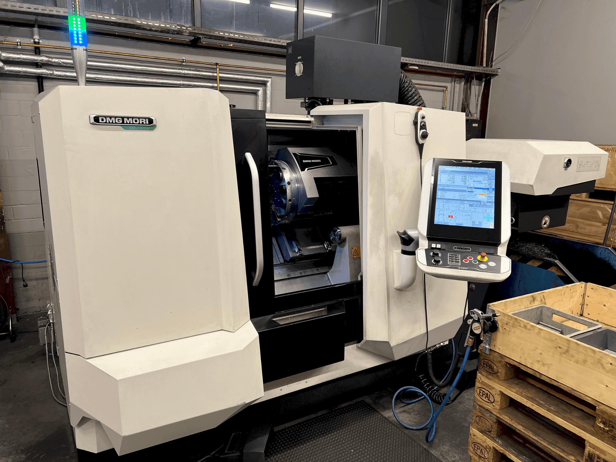Frontansicht der DMG MORI CLX 350 V4 Maschine