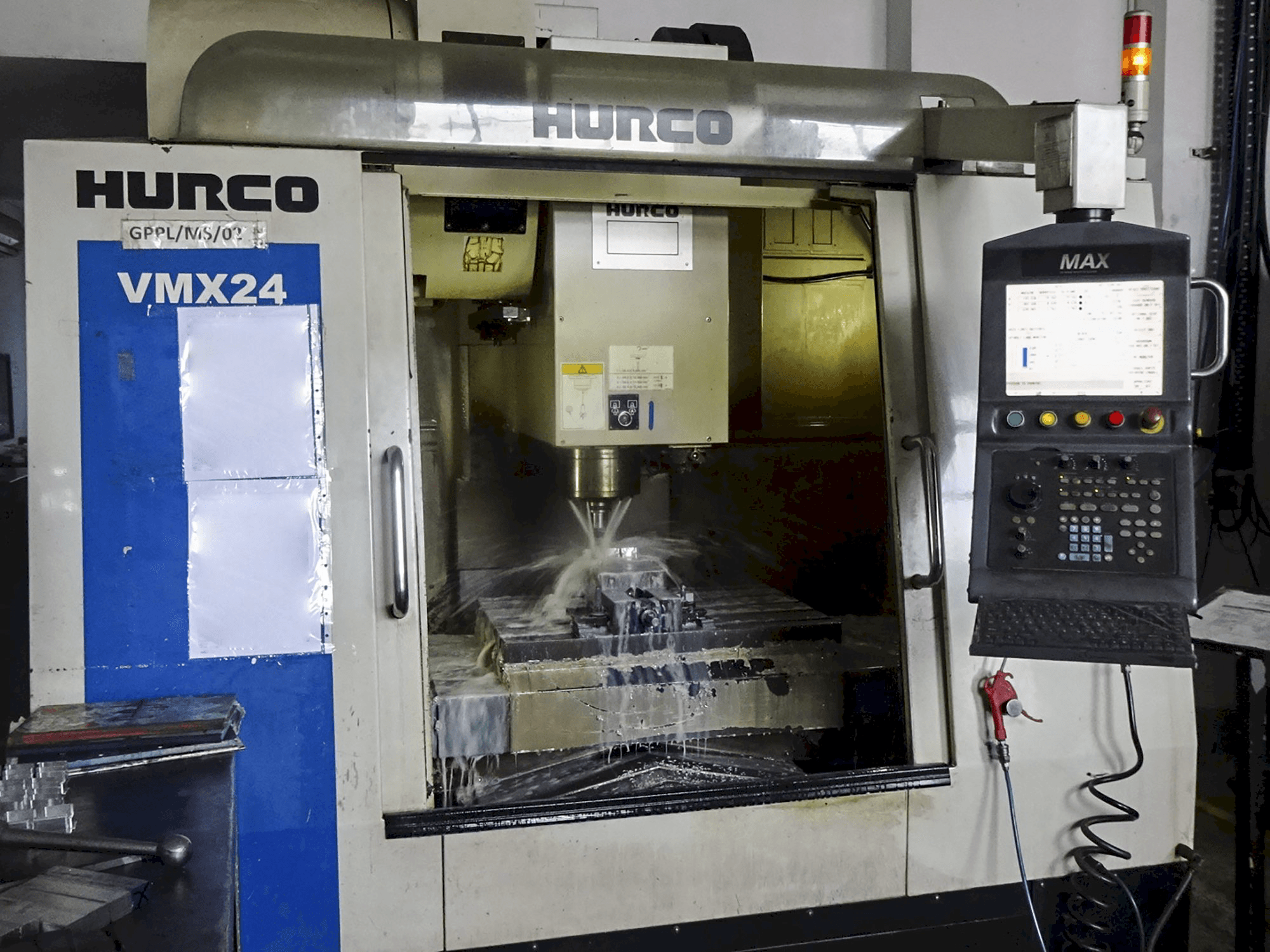 Frontansicht der Hurco VMX 24 Maschine