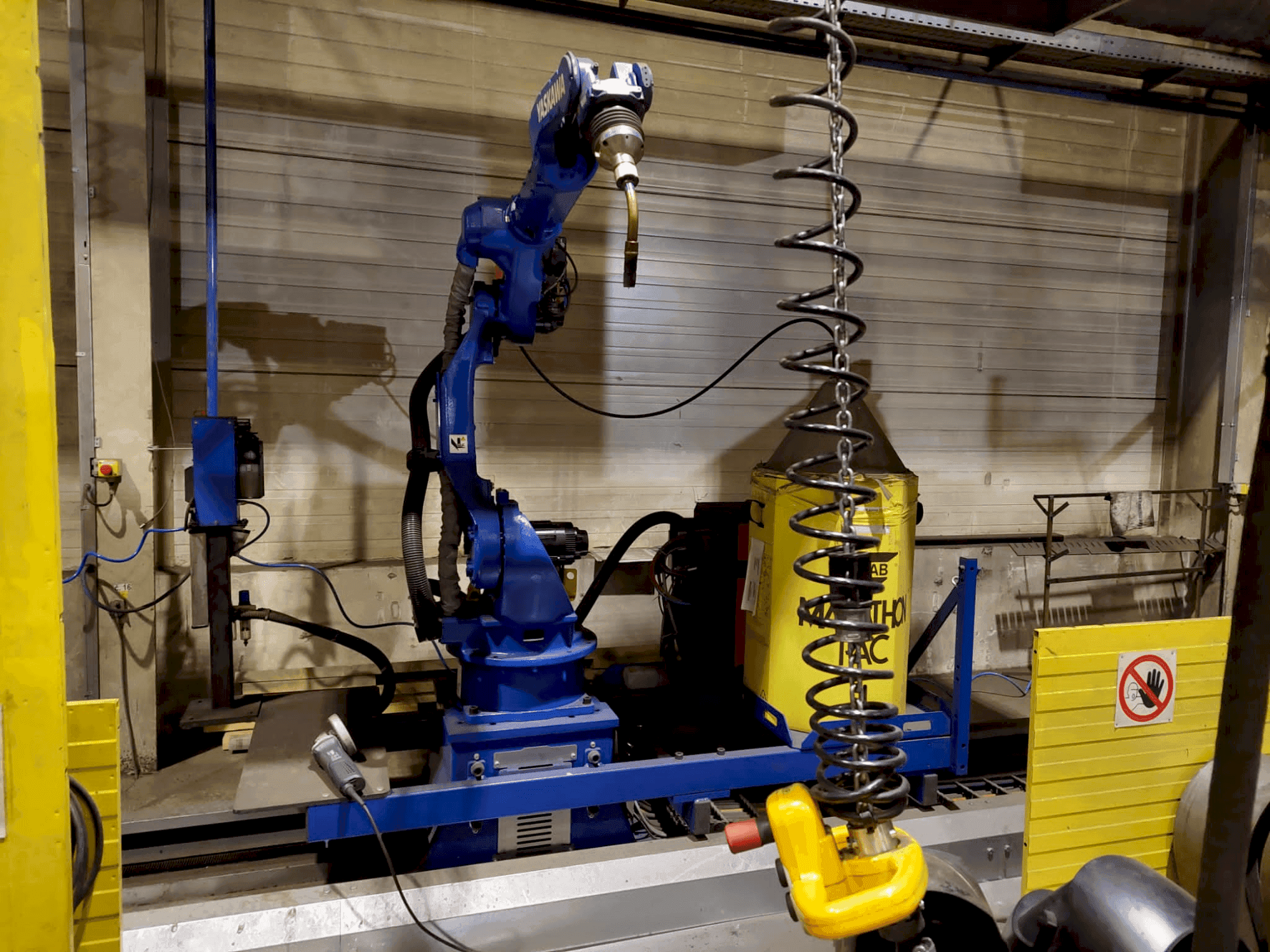 Frontansicht der Yaskawa MA2010 Welding Station Maschine