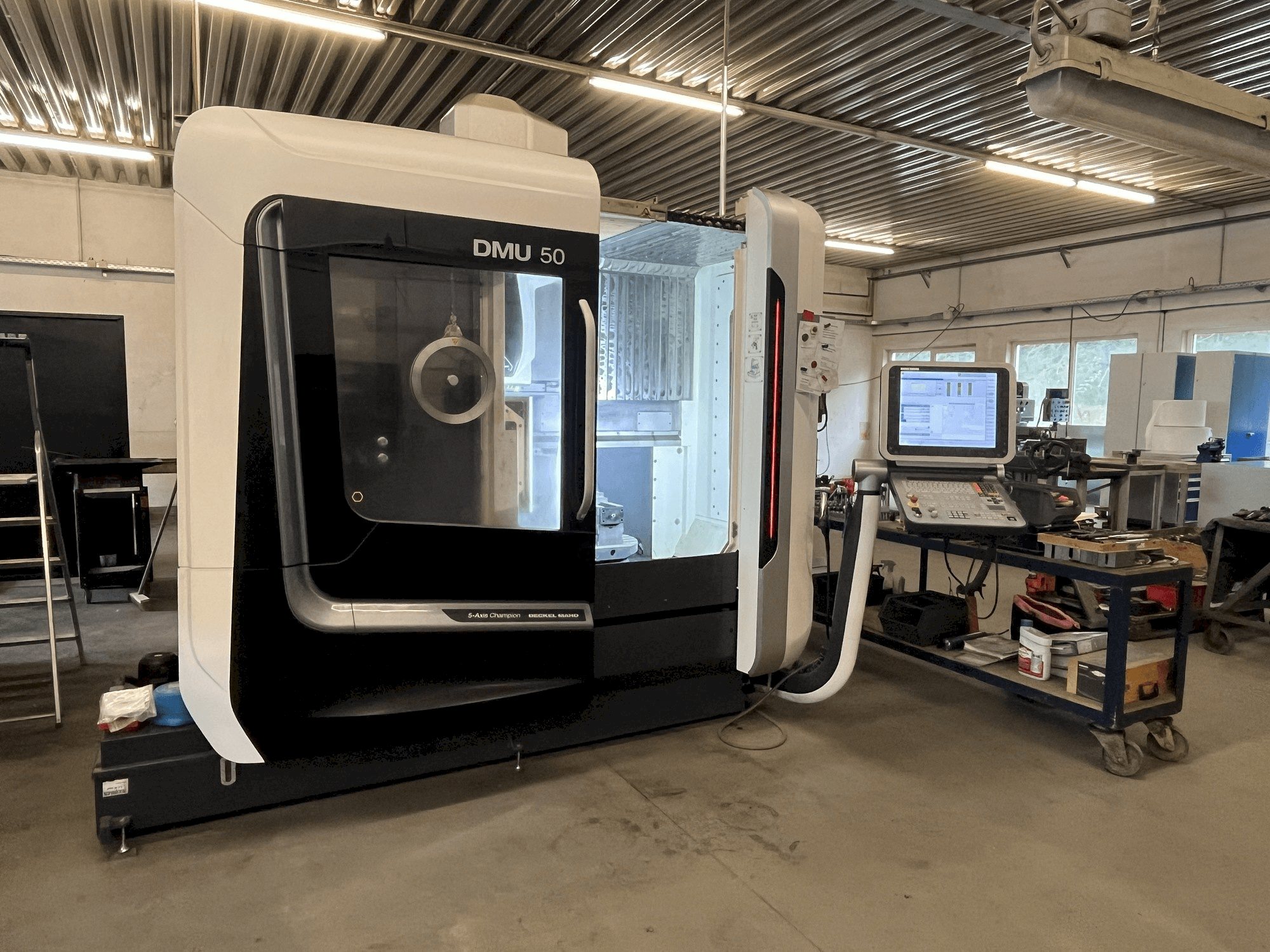 Frontansicht der DECKEL MAHO DMU 50 Maschine