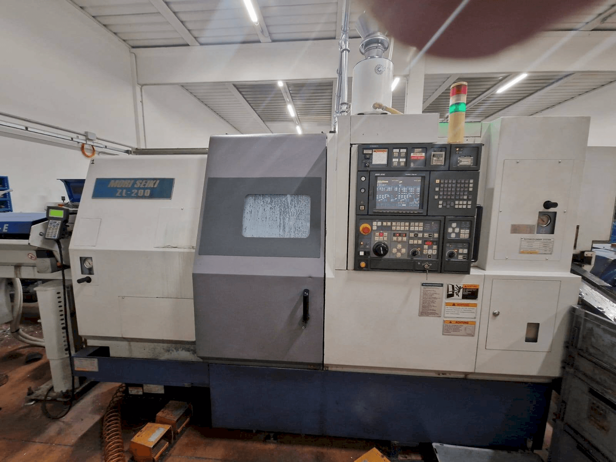 Frontansicht der MORI SEIKI ZL-200SMC Maschine