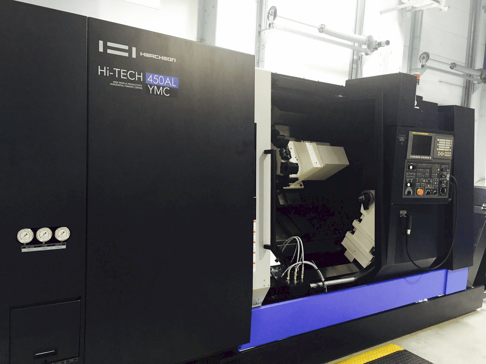 Frontansicht der HWACHEON HI-TECH 450AL YMC Maschine