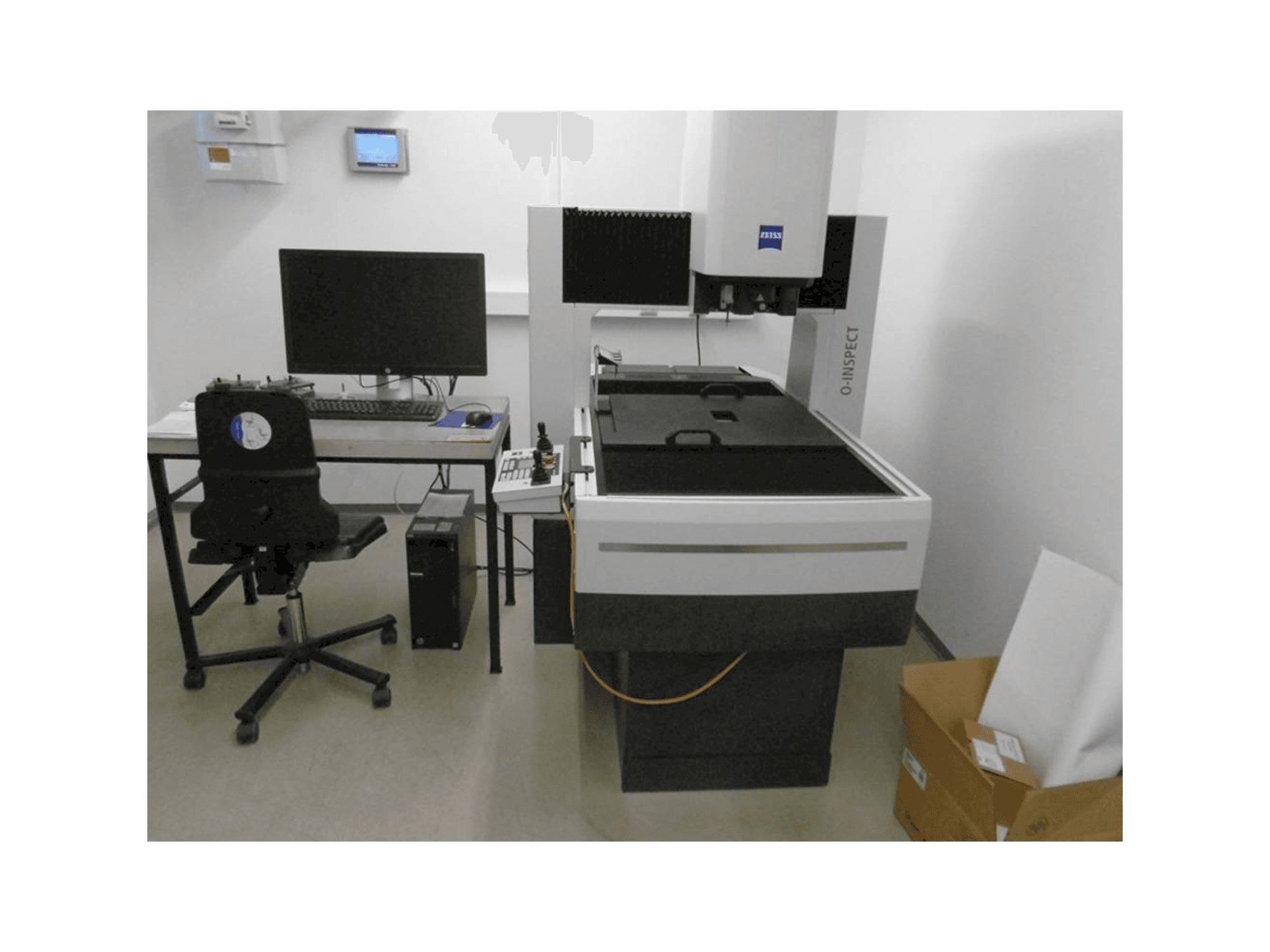 Frontansicht der ZEISS O-Inspect 543 Maschine