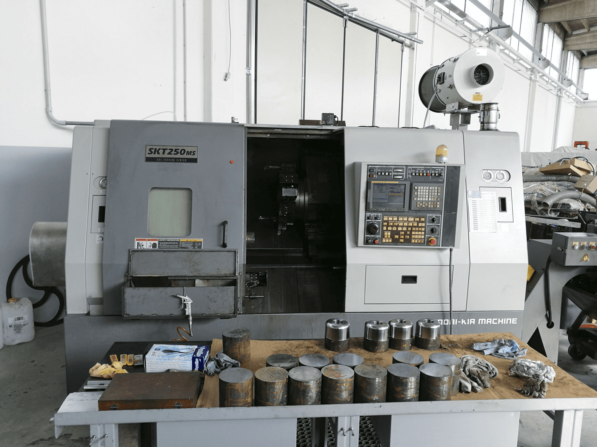 Frontansicht der Hyundai Kia SKT 250 MS Maschine