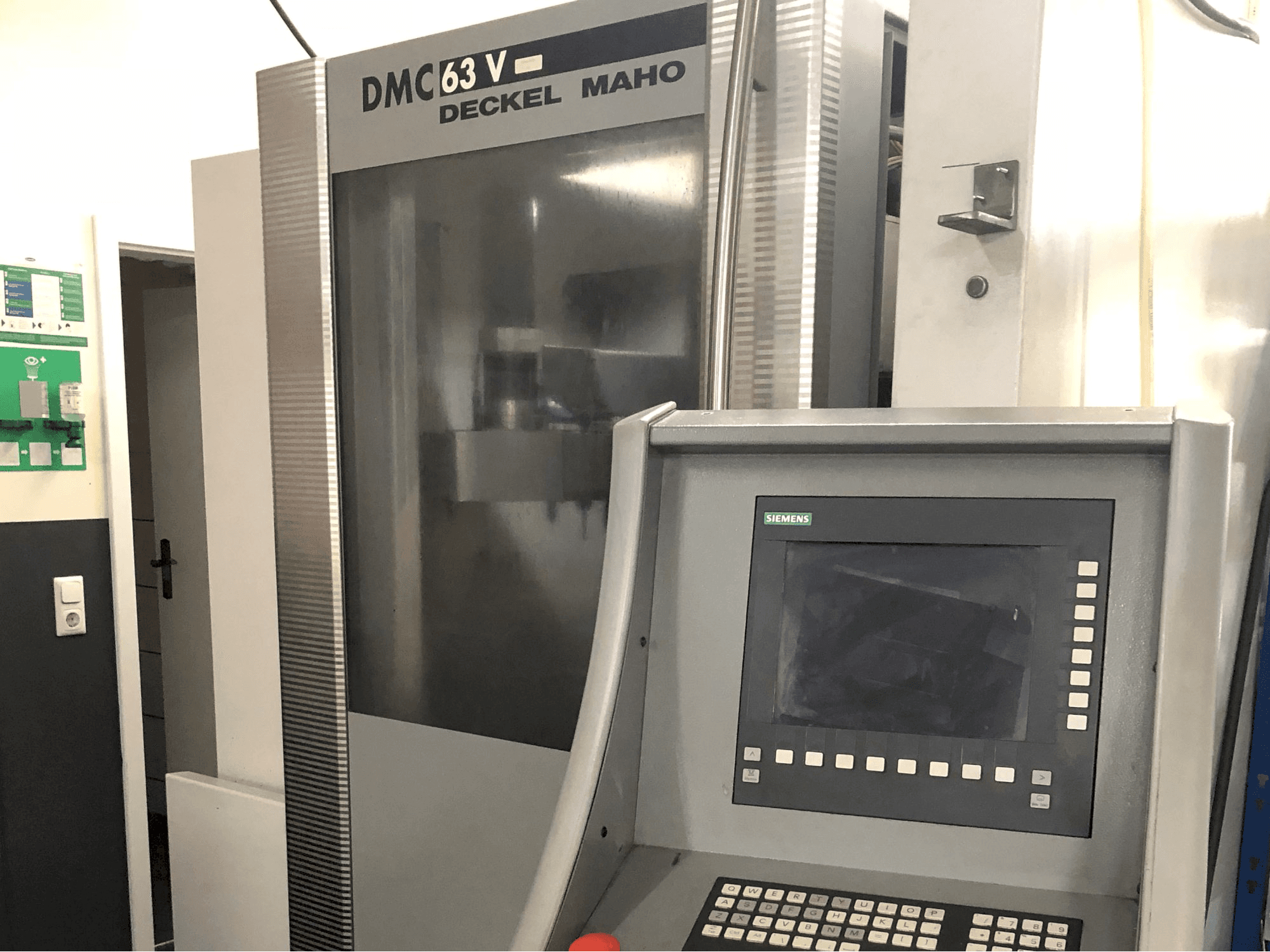 Rechte Ansicht der DECKEL MAHO DMC 63V Maschine