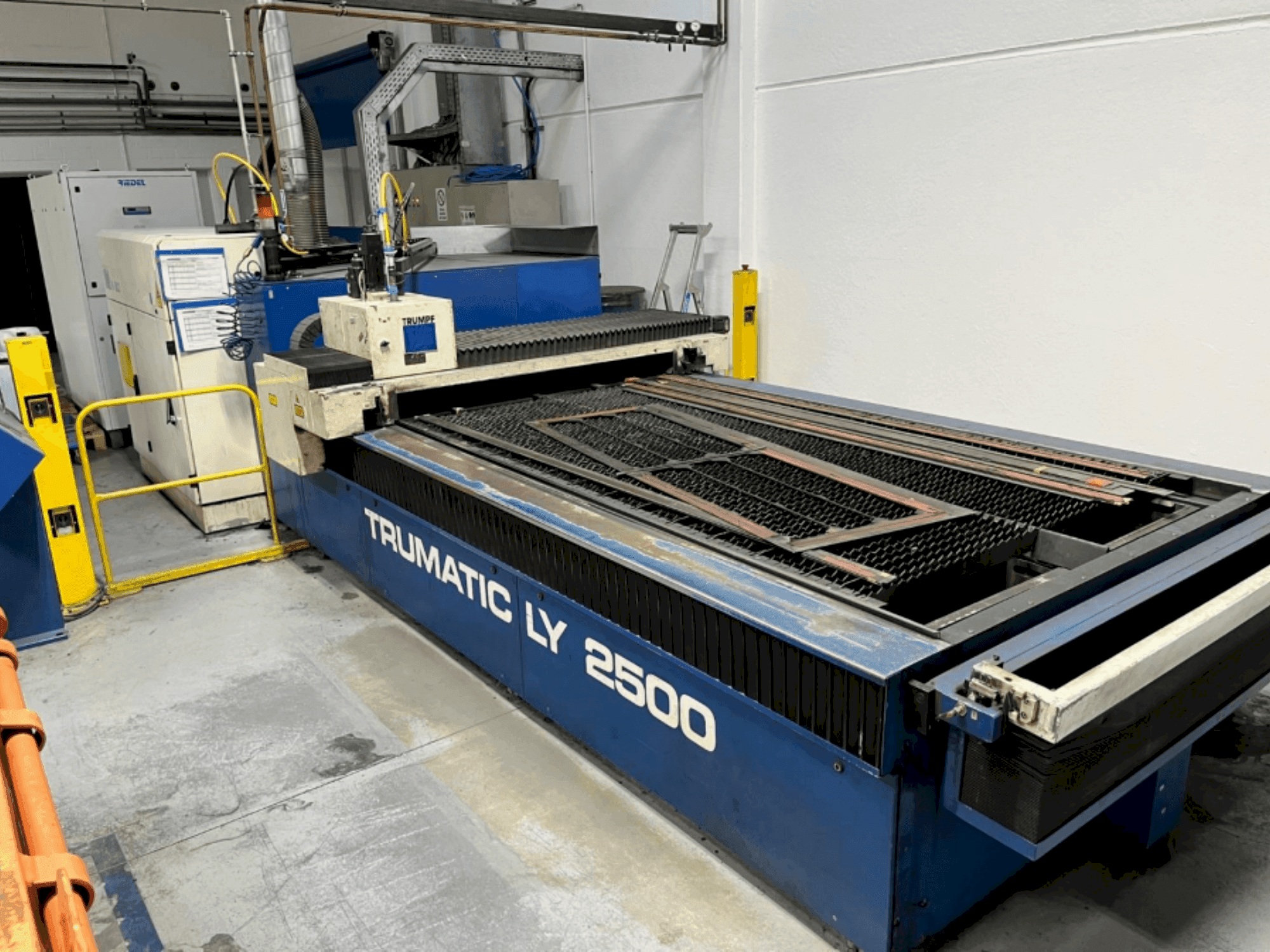 Frontansicht der TRUMPF Trumatic LY2500 Maschine