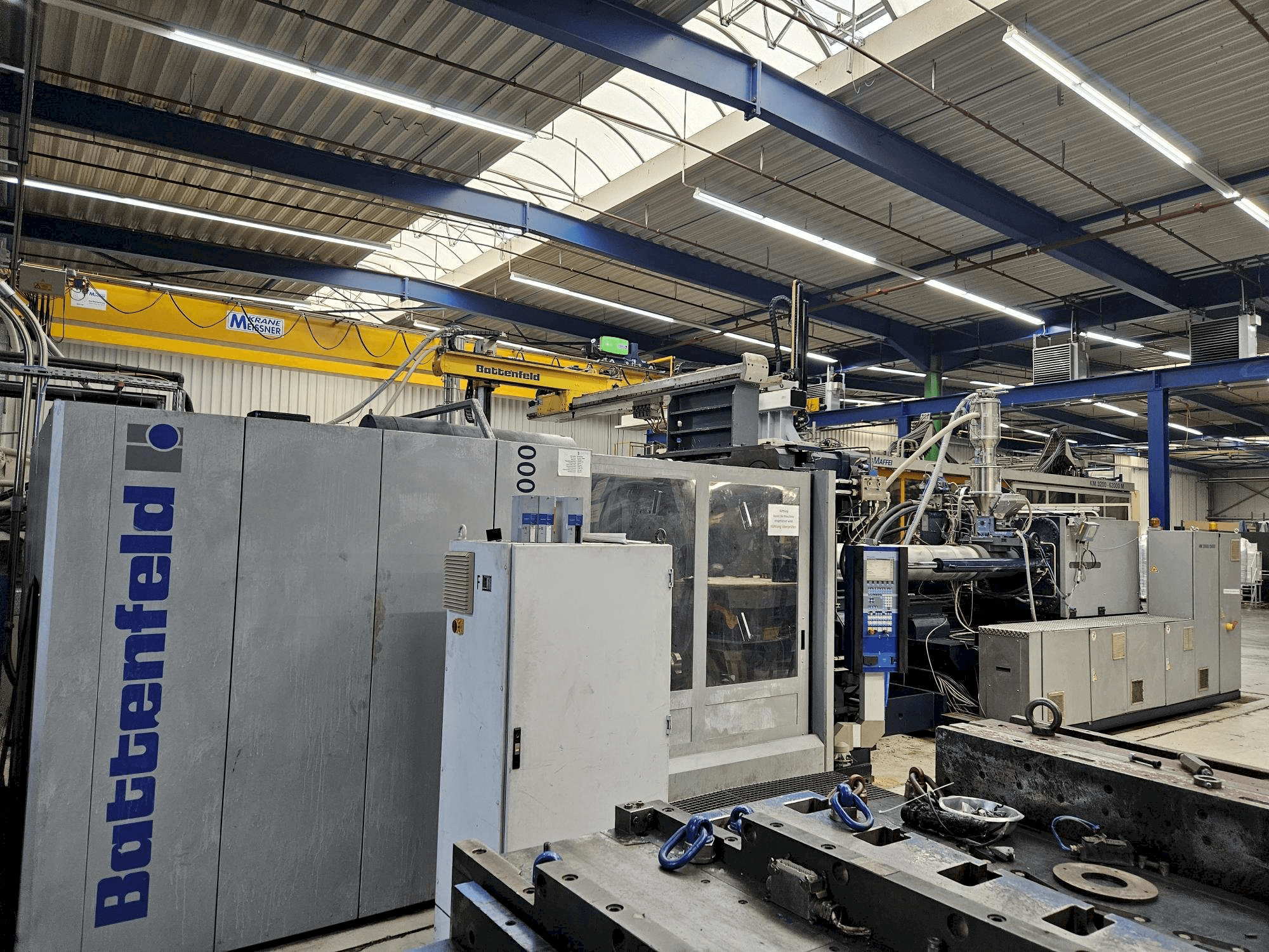 Frontansicht der Battenfeld HM 10000 Maschine