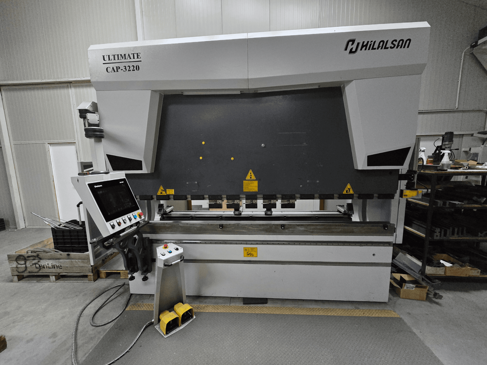 Ultimate CAP-3220 von Hilalsan, Vorderansicht einer Metallbiegemaschine mit sichtbarem Bedienfeld und Fußpedalen.