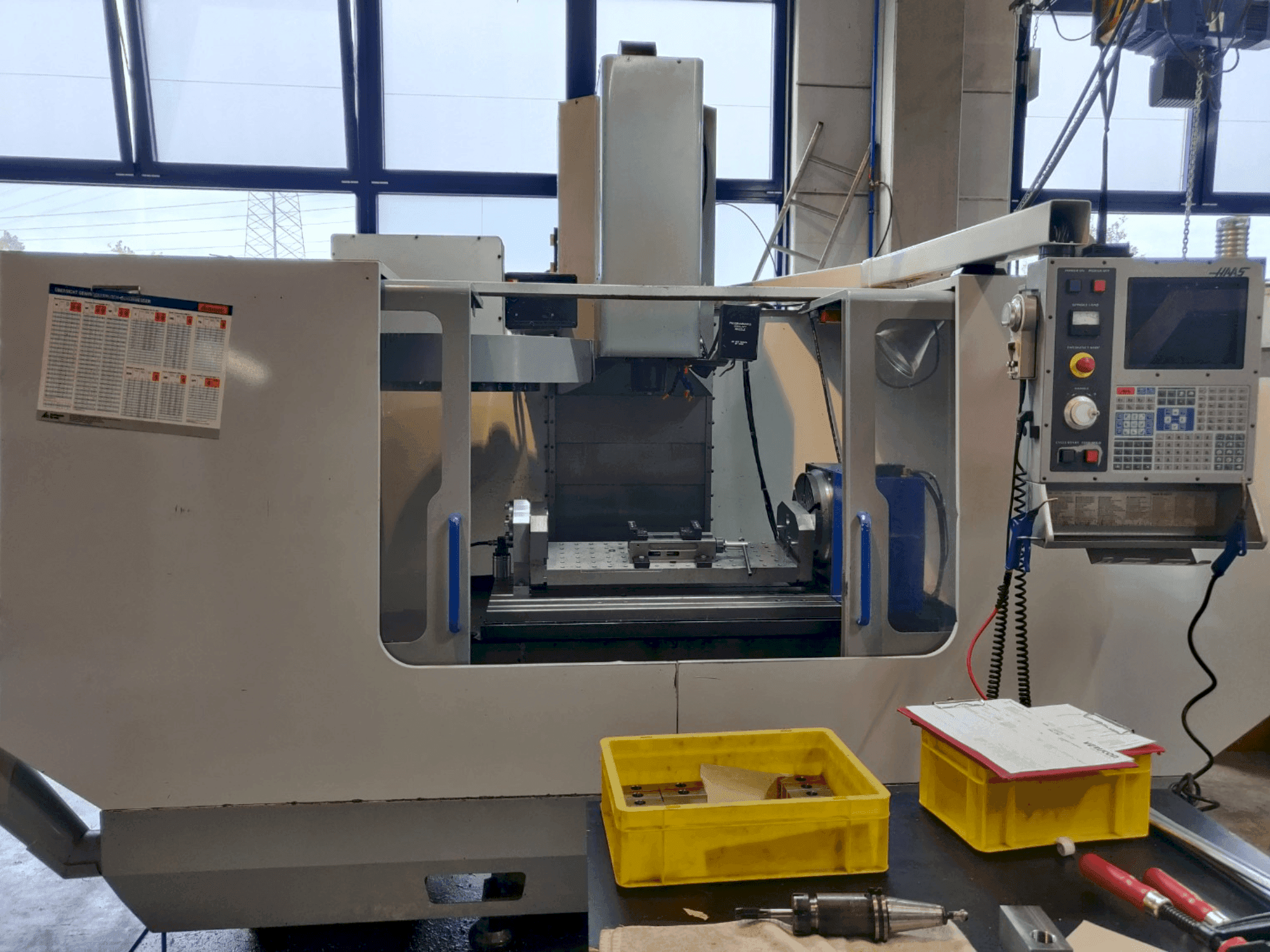 Frontansicht der MIKRON VCE 1300/40 (2001) Maschine