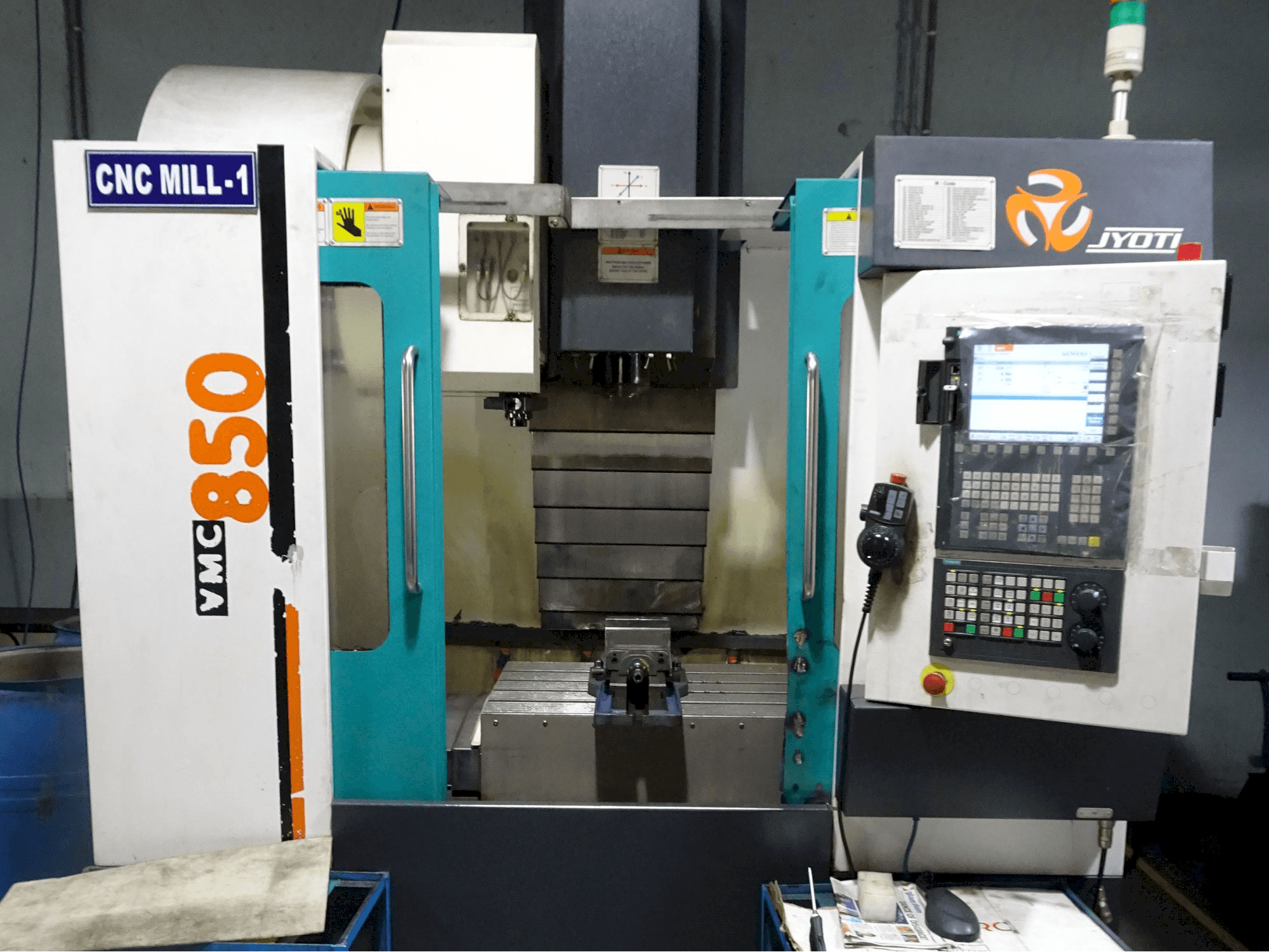 Frontansicht der JYOTI VMC-850 Maschine