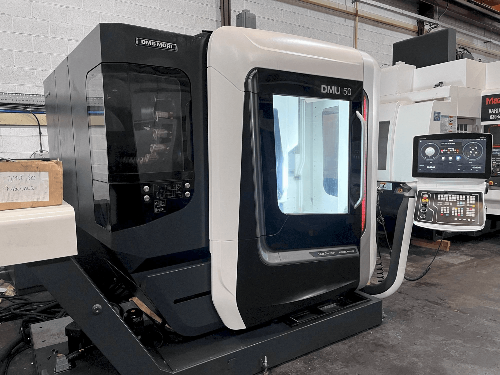 Frontansicht der DMG DMU 50 Maschine