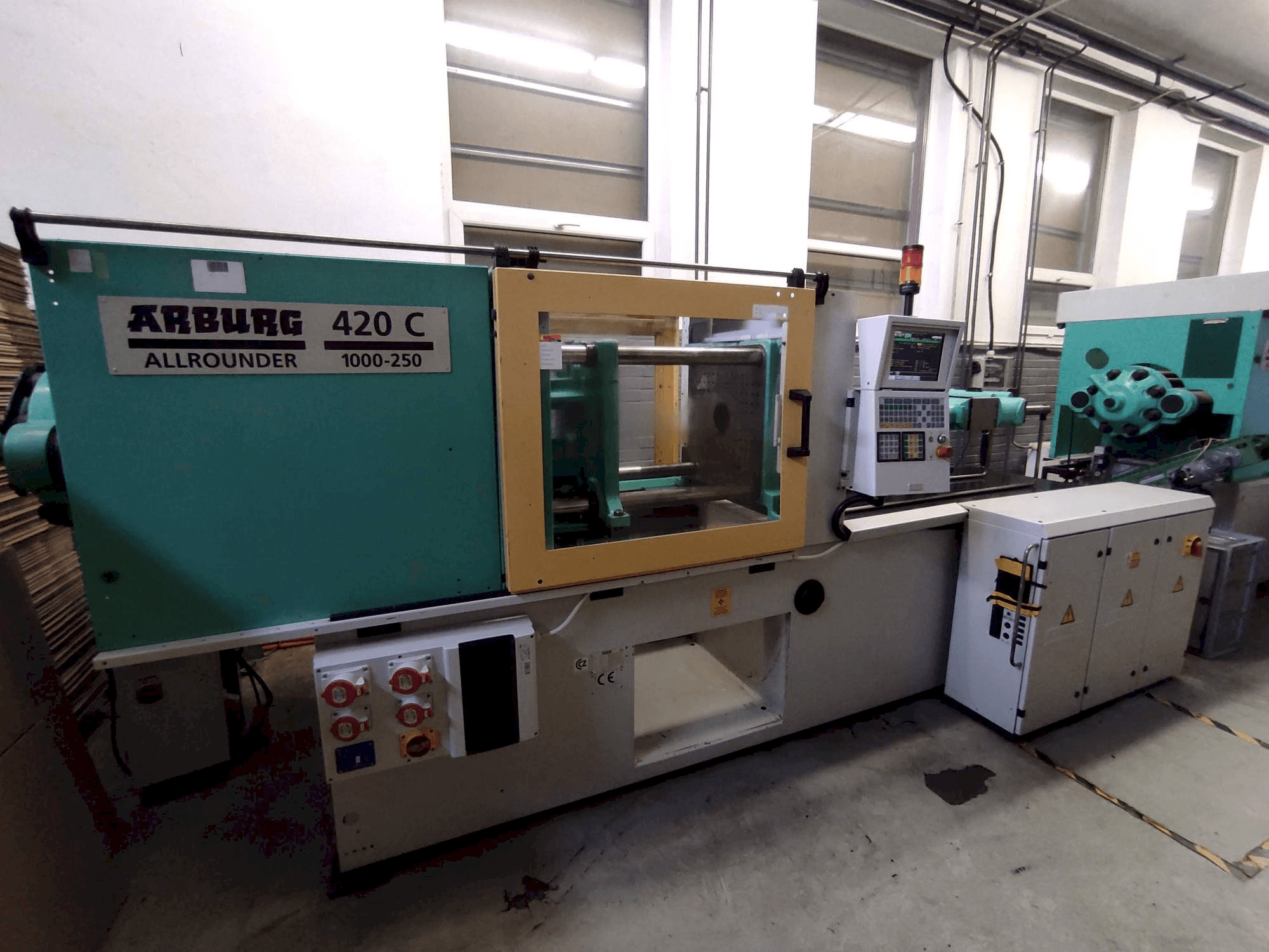Frontansicht der Arburg 420C 1000-250 Maschine