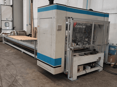 ERREBI-Maschine, Seitenansicht, mit einem großen Bearbeitungstisch mit mechanischen Komponenten und transparenter Schutzabdeckung.