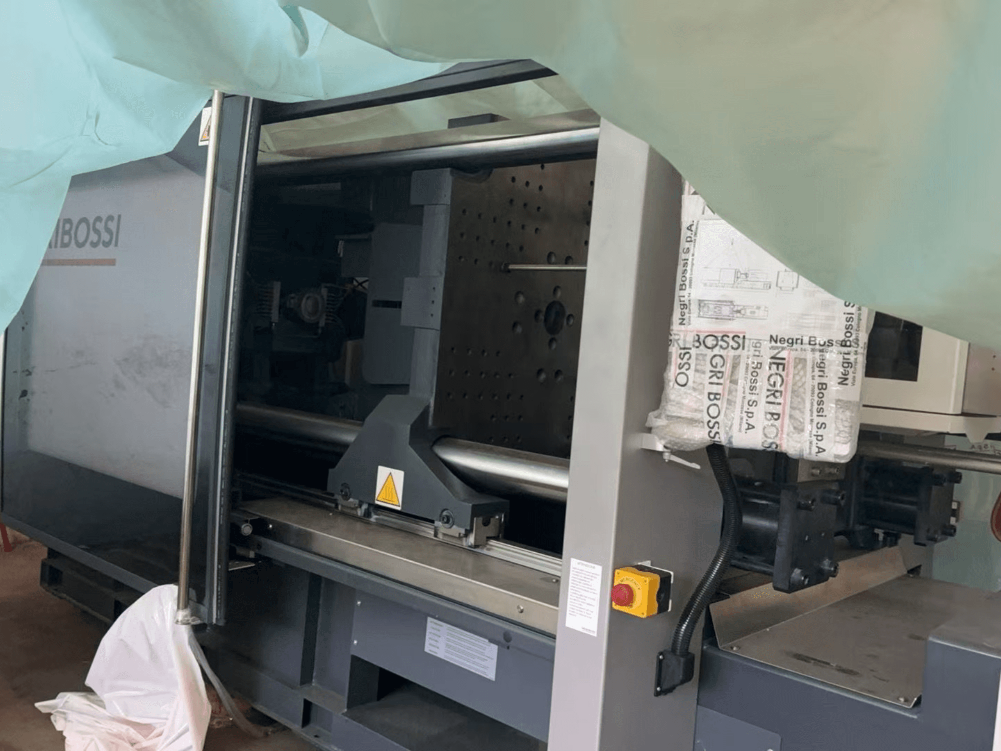 Elektrische Spritzgießmaschine Negri Bossi NOVA e350T H1550, Seitenansicht mit geöffneter Tür und internen Komponenten.