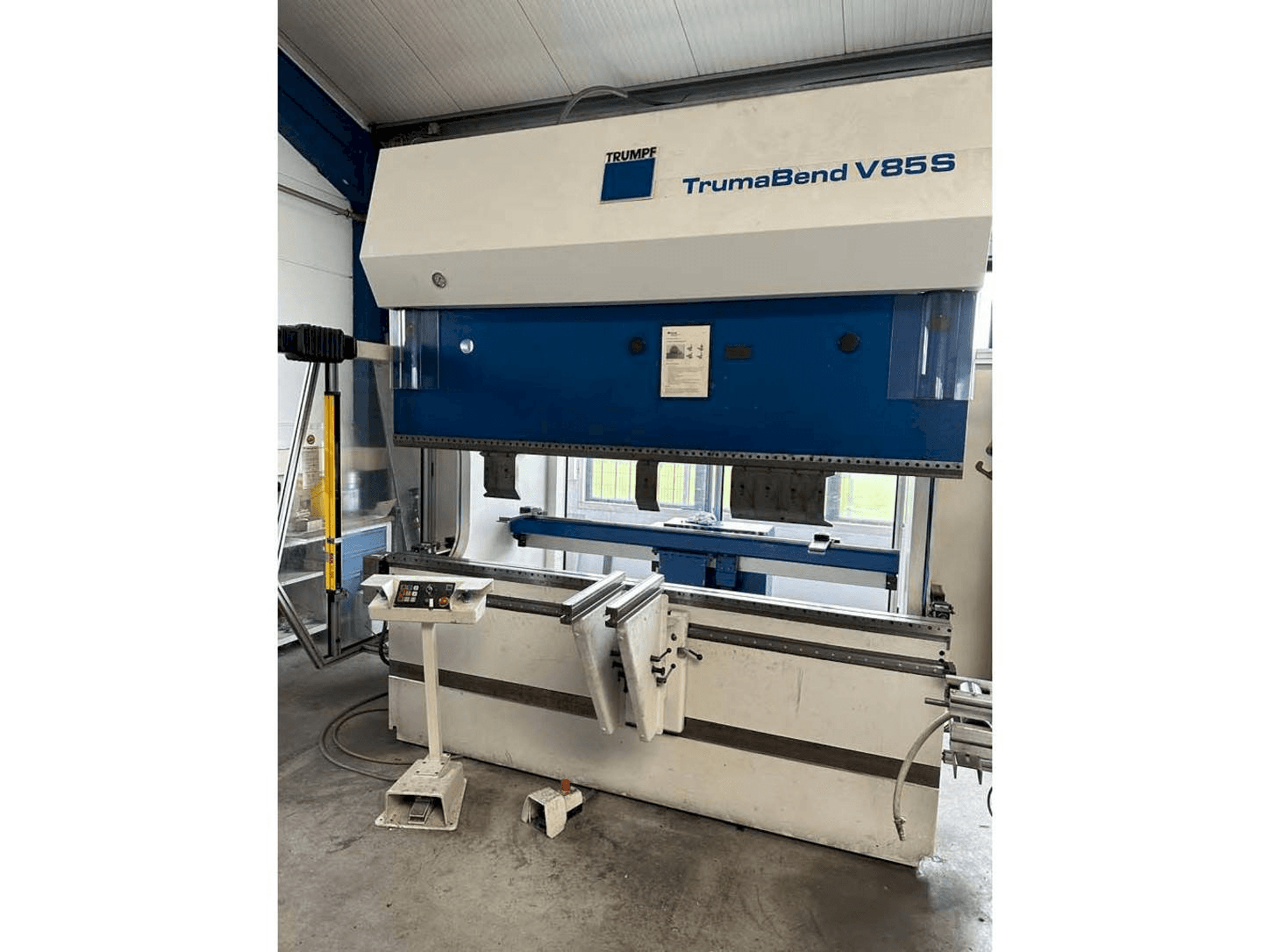 Frontansicht der Trumpf TrumaBend V85S Maschine