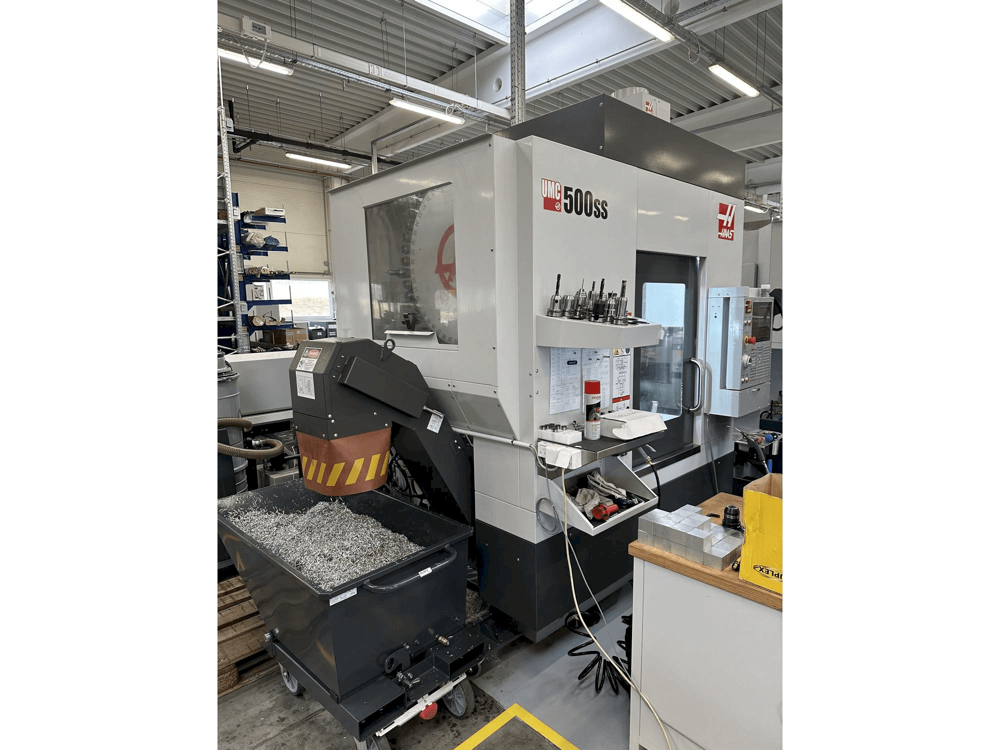 Frontansicht der HAAS UMC-500SS Maschine