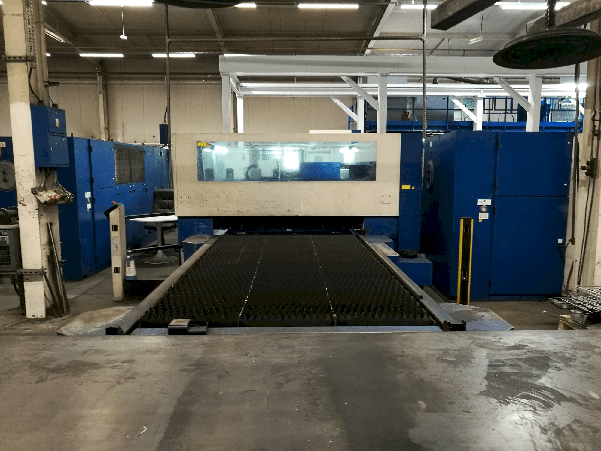 Frontansicht der Trumpf Trumatic L3050 Maschine