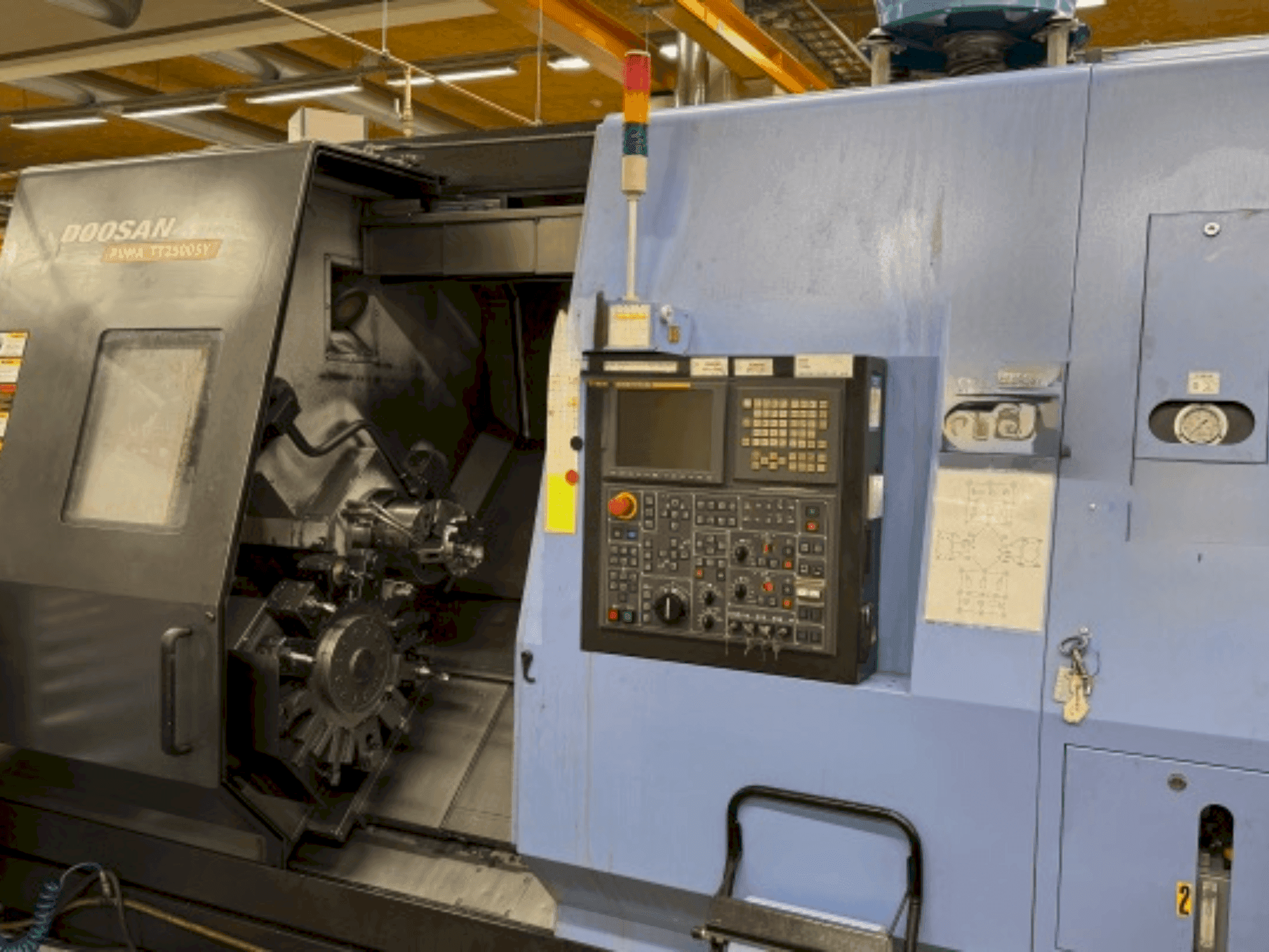 Frontansicht der DOOSAN Puma TT 2500 SY Maschine